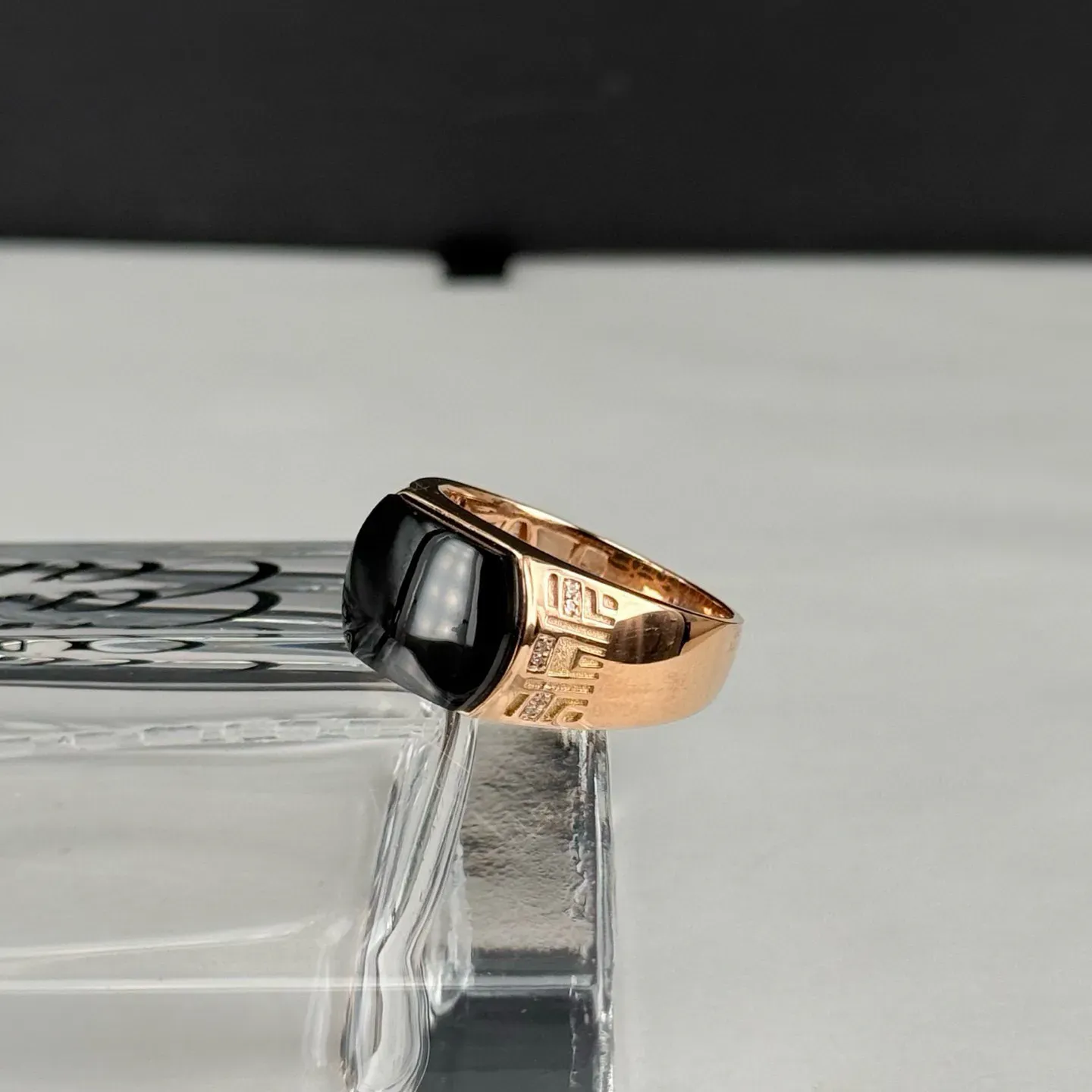 精品18k玫瑰金墨翠马鞍戒指 种好色正 黑度极好 打灯通透 油性十足 尺寸13.5