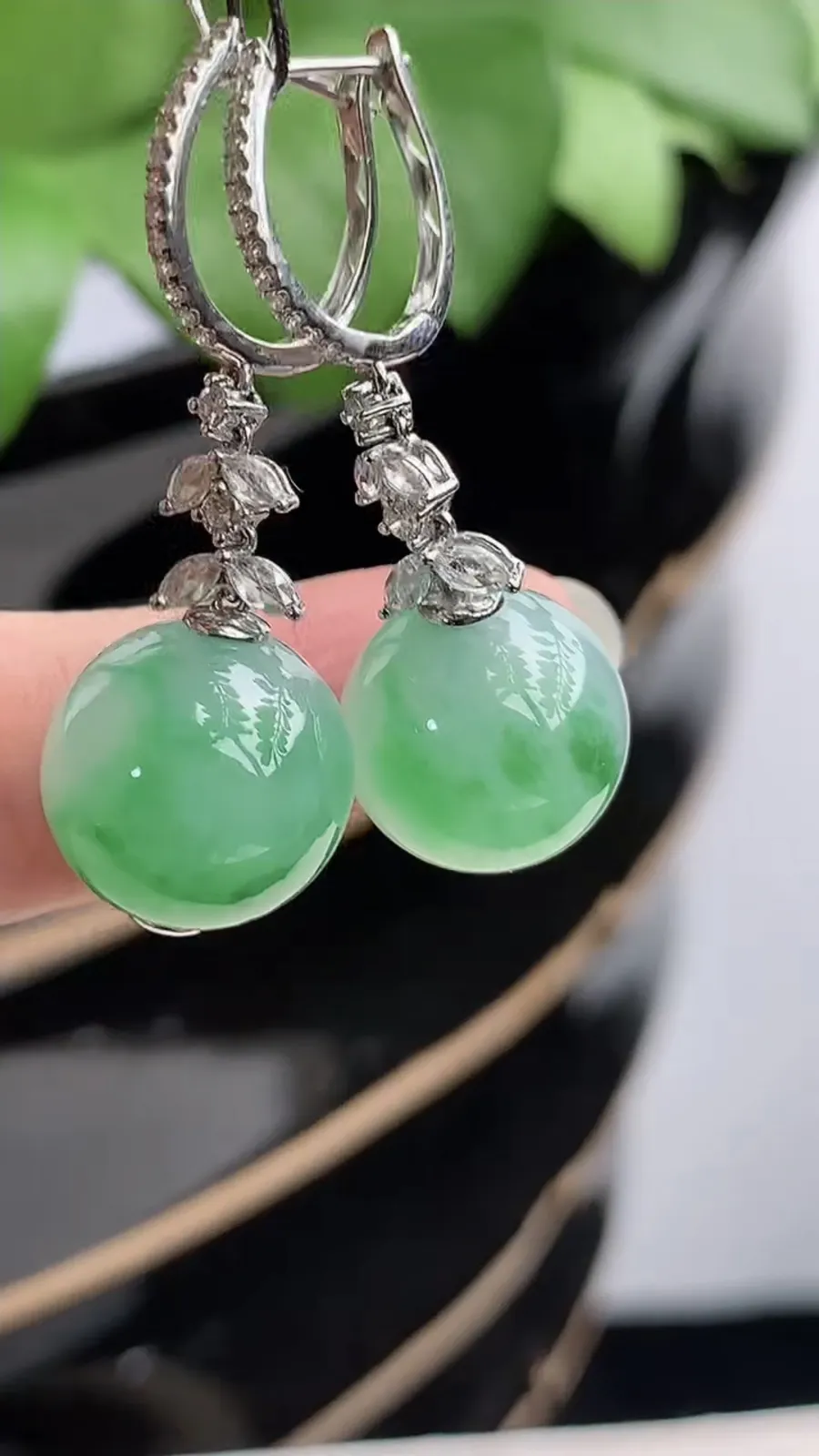 a货翡翠冰种18K金伴钻镶嵌飘绿花圆珠转运珠耳坠 尺寸12.6mm 重量10.08g 1214