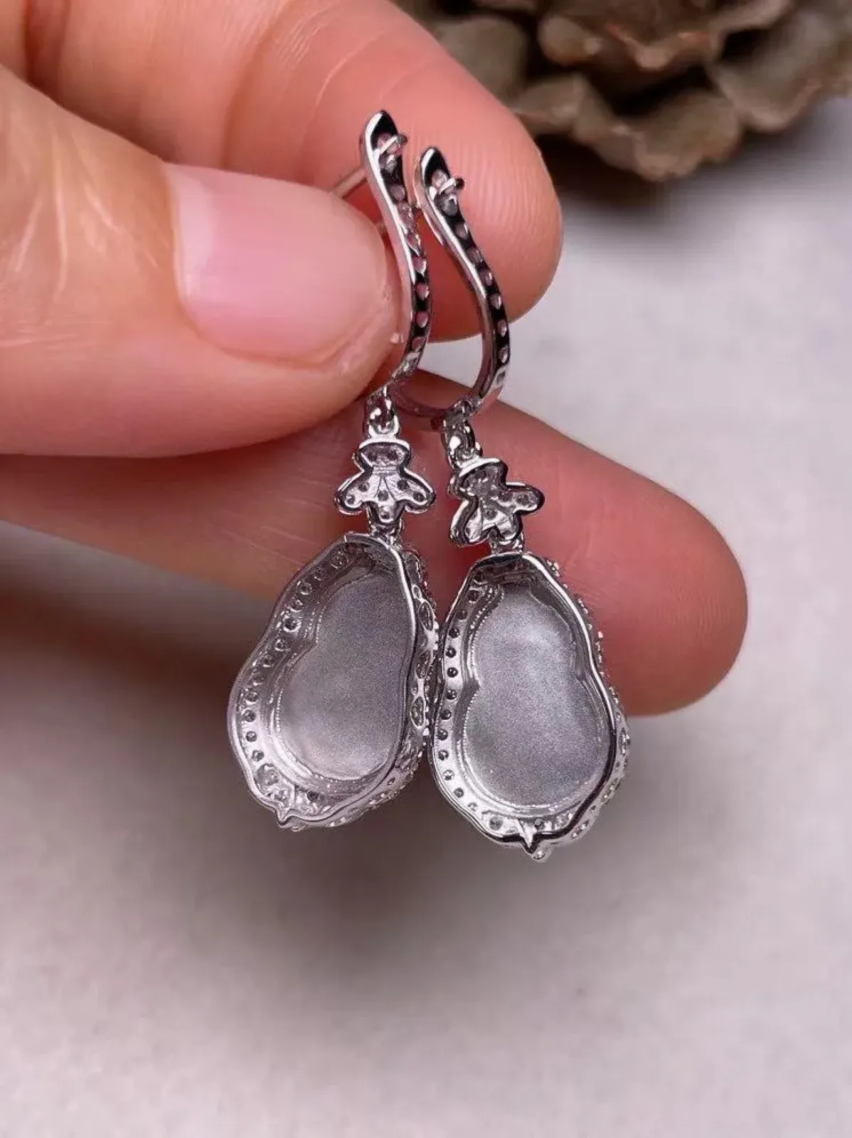 冰种阳绿葫芦耳坠、真金真钻镶嵌，种水好，玉质细腻 .裸石尺寸 12.6*7.9.