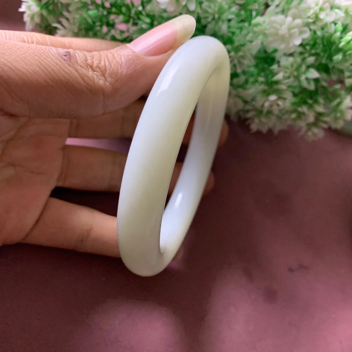 60圈口和田玉羊脂白肥圆条手镯【挽间柔情】，镯型古朴典雅。在诗情画意的雨巷相遇，你是我腕间的一抹风情，有你眸有深情.清风荡漾湖间静水，我愿俯身低眉，在烟波涟漪处寻你