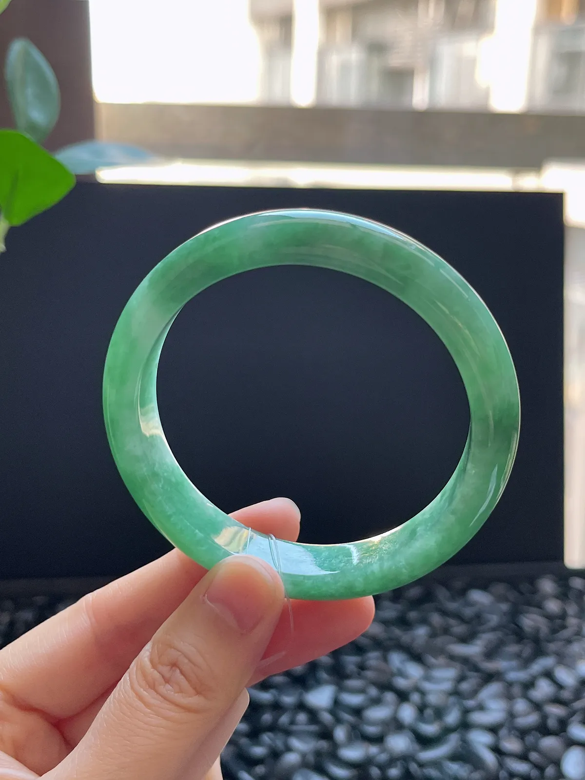 正圈56圈口，翡翠糯化种浅绿色手镯