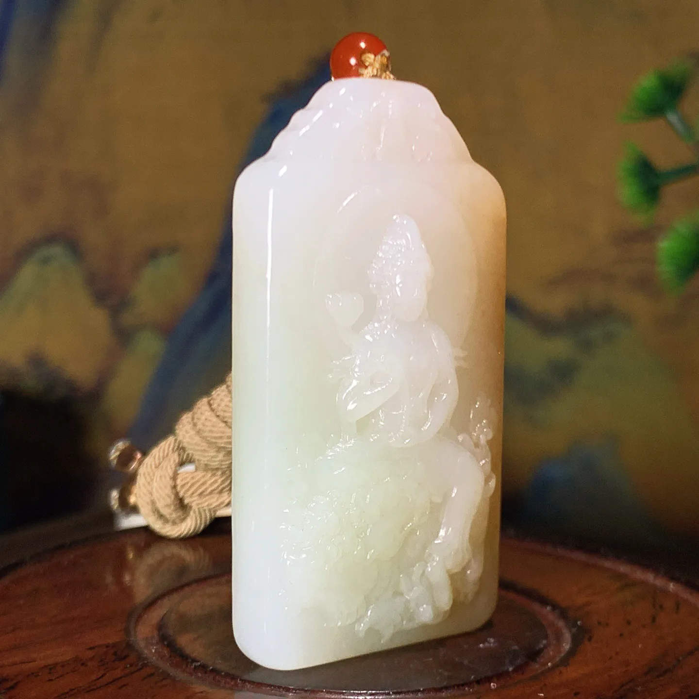 和田玉白玉俄三色翠青文殊菩萨牌子挂件。尺寸57/32/11重41克。玉质细腻油润。手推出油。佩戴高端