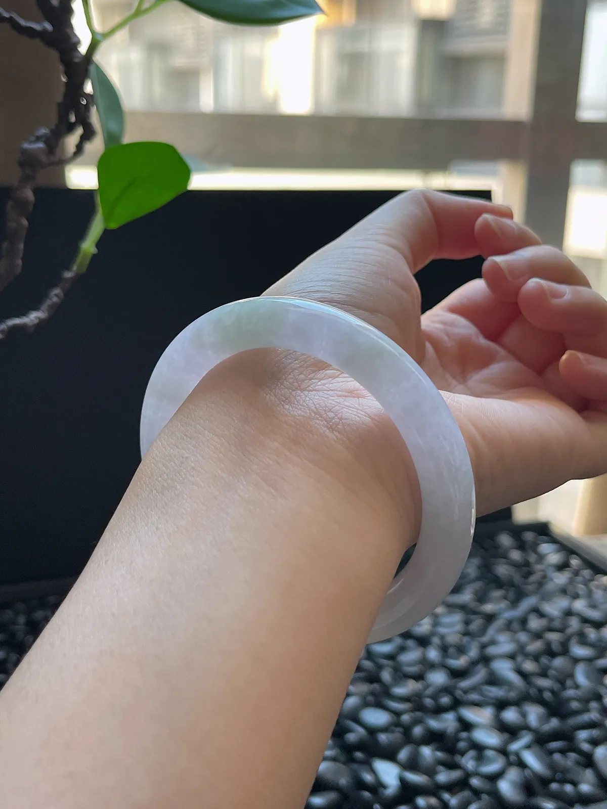 圆镯58圈口，翡翠冰糯春带彩手镯