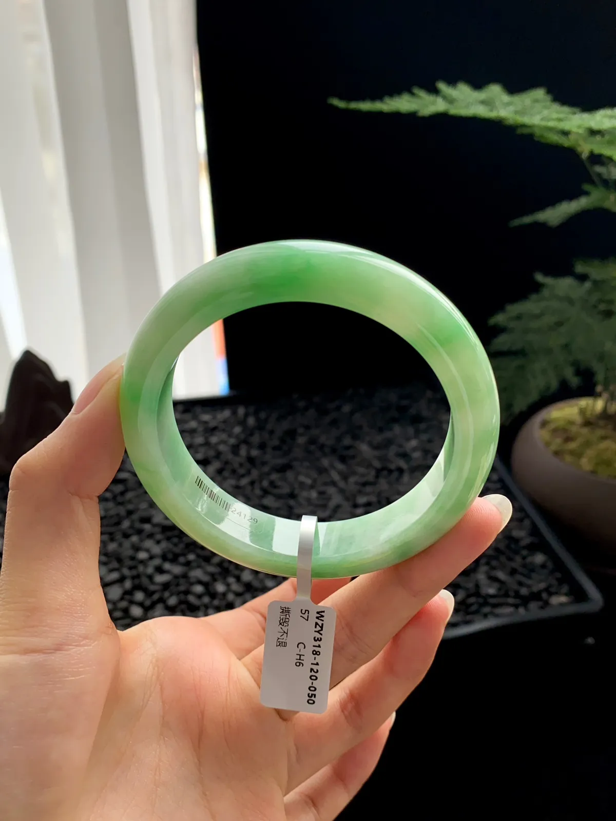 【飘绿】
尺寸：57*13*9
编号：WZY318-120-050
翠色流转，光影交错间，手镯上的