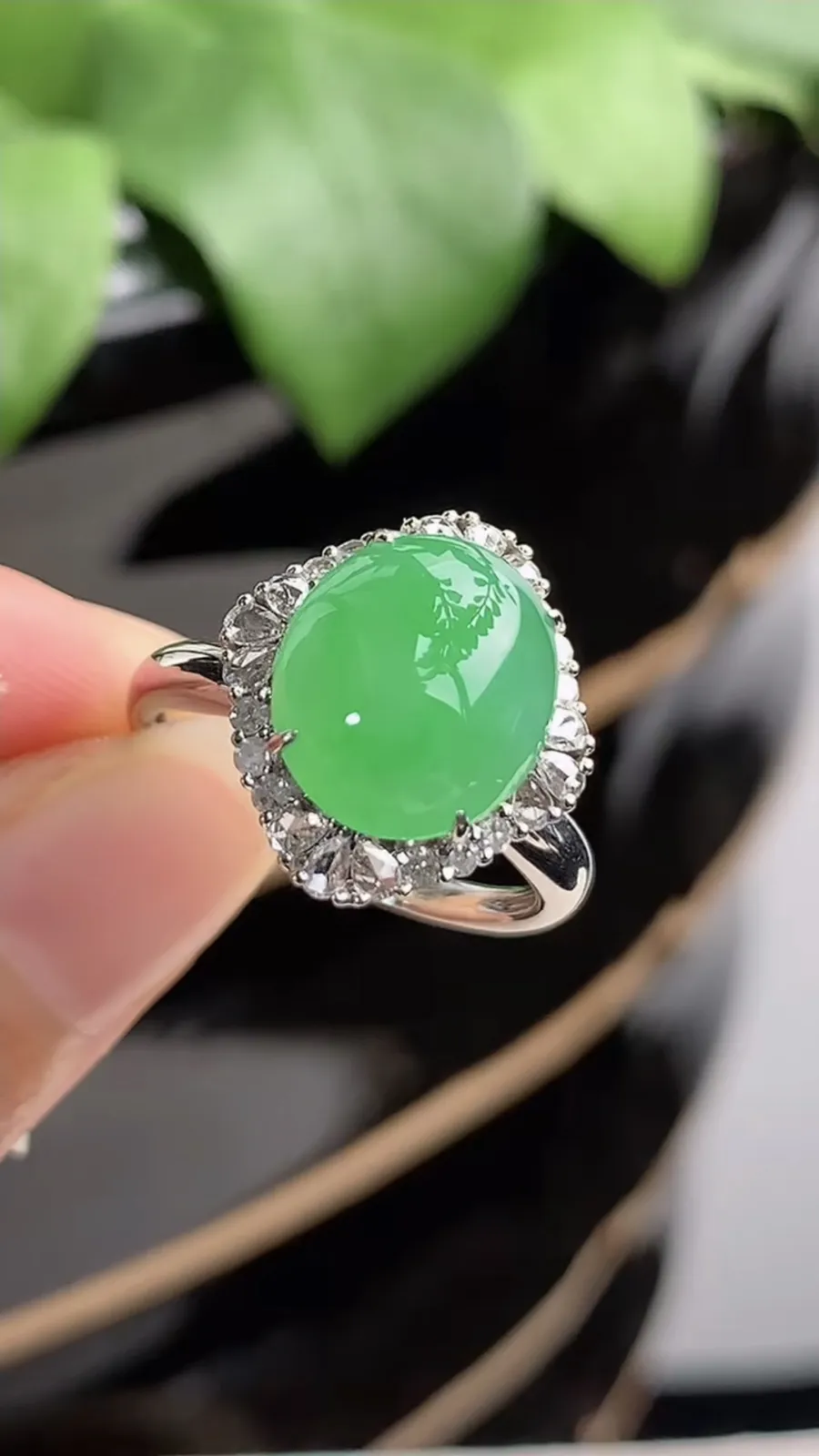a货翡翠冰种18K金伴钻镶嵌甜绿蛋面戒指 圈口17.7裸石尺寸11.5×10mm 重量3.58g 1212