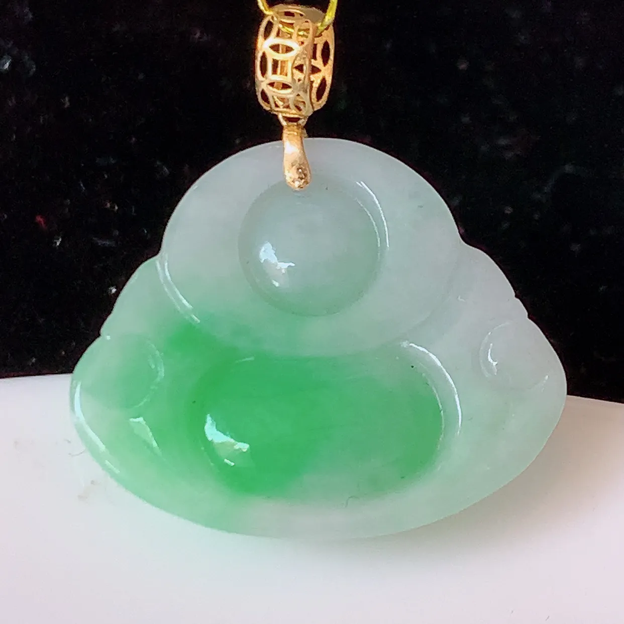 18k金镶嵌冰胶飘绿翡翠佛公吊坠，款式新颖时尚，日常百搭的款。清秀高雅，佩戴优雅高贵！#35.16