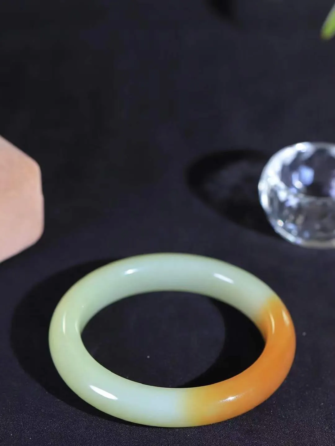 【情有独钟.手镯】

精品和田玉糖青白玉手镯 玉质温润细腻 油性十足 手感舒适，高华雅逸，线条流畅