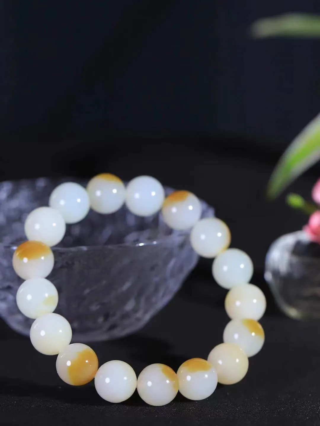 【珠圆玉润.手串】

精品和田玉糖白玉珠圆玉润手串 玉质温润细腻  整串打磨圆润，佩戴舒适。珠珠落玉盘，间关莺语花底滑，一生美好时光，无论身在何处，都有它相伴相守。事事顺遂，幸福美满，吉祥如意。重44.2克 尺寸取一12mm FDL-161201813