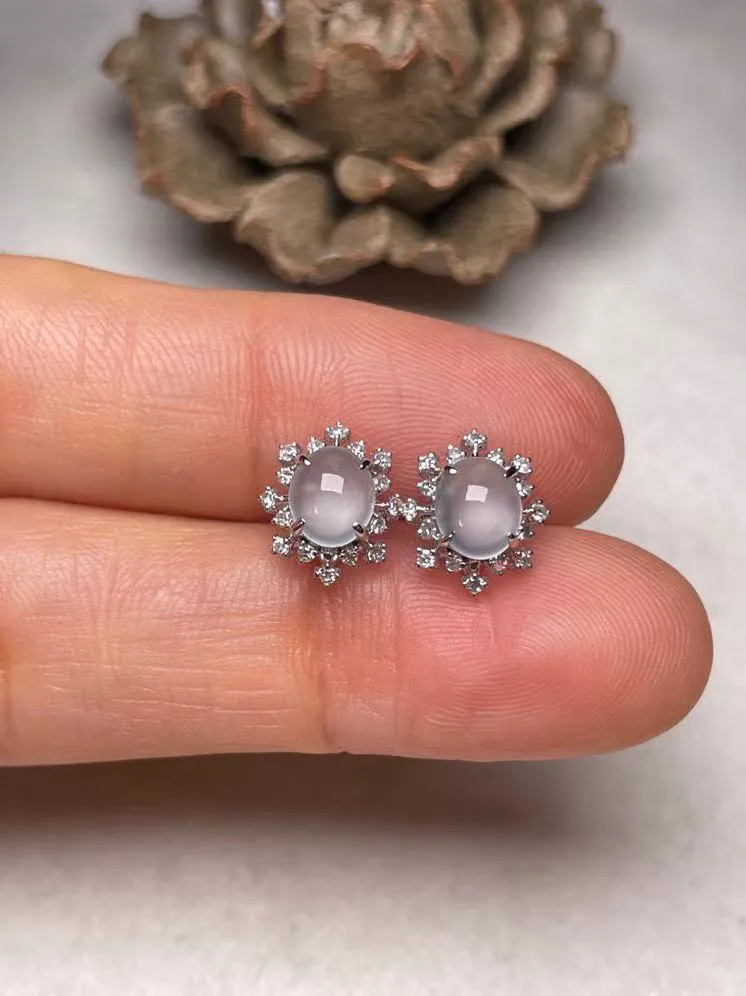 冰种蛋面耳钉、真金真钻镶嵌，种水好，玉质细腻 .裸石尺寸 5.8*4.9