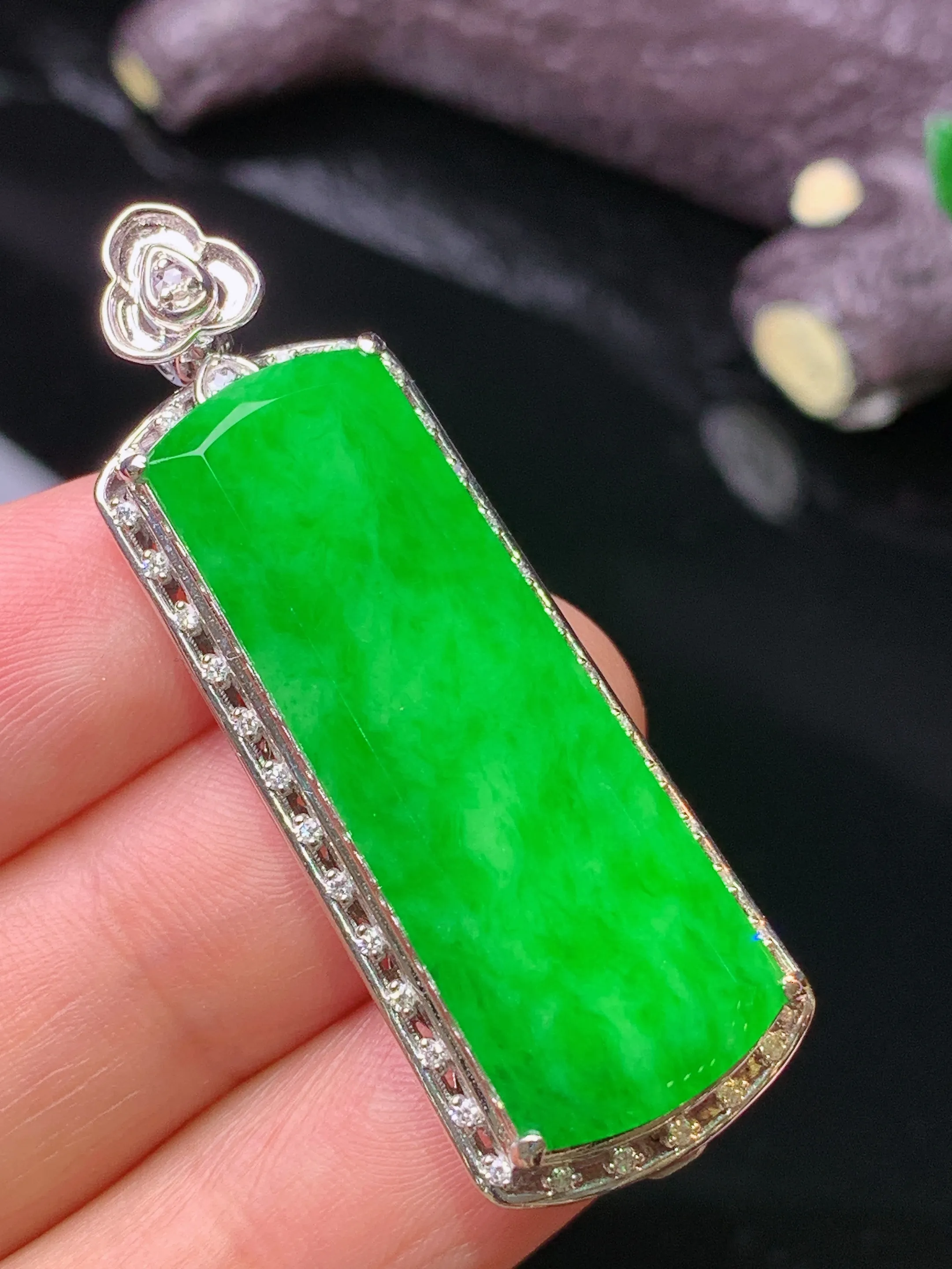 18k金钻镶嵌满绿无事牌吊坠 玉质细腻 色泽清新艳丽 整体尺寸44.6*15.7*8