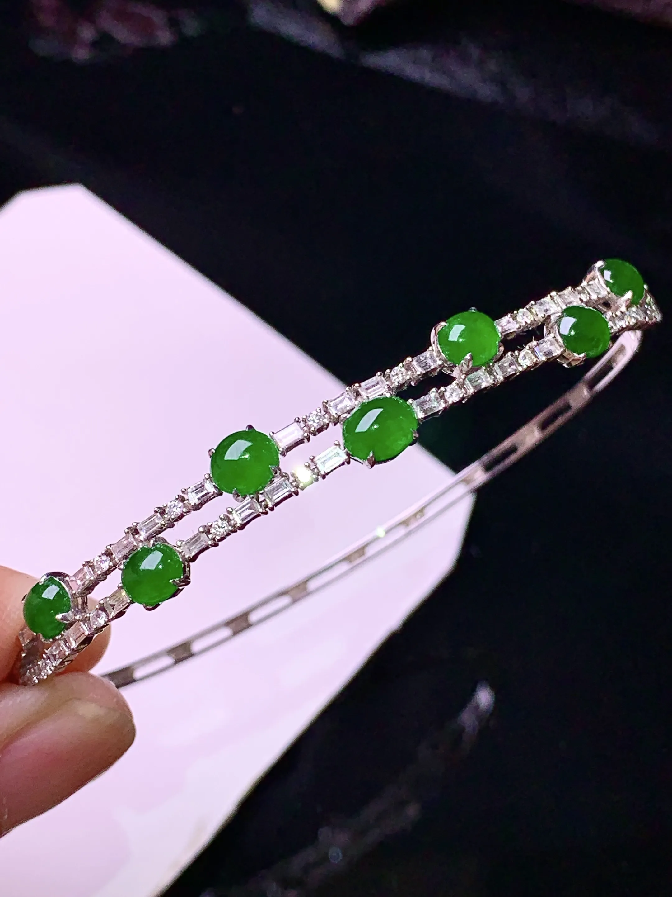 18k金钻镶嵌满绿蛋面手镯 玉质细腻 色泽清新艳丽 整体尺寸55.8*5.8*3.8