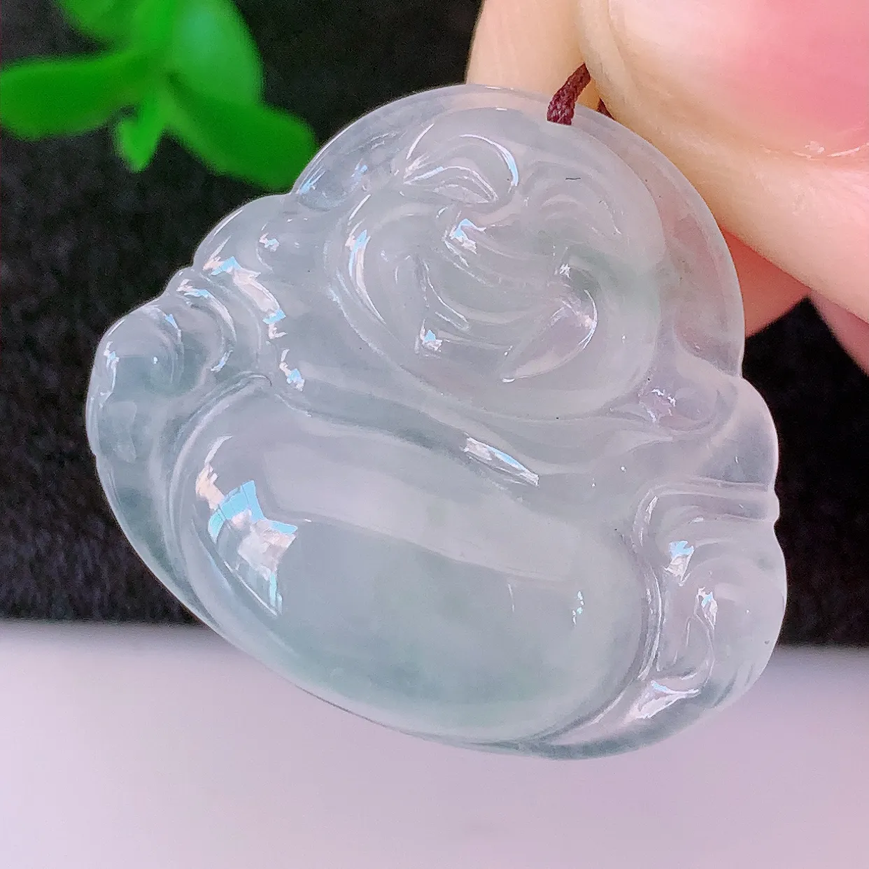 自然光实拍，冰种翡翠佛公，水灵起胶，翠色迷人，佛公在心中，一生平安，饱满圆润，开怀大笑佛公，配戴灵气十足！#46.16