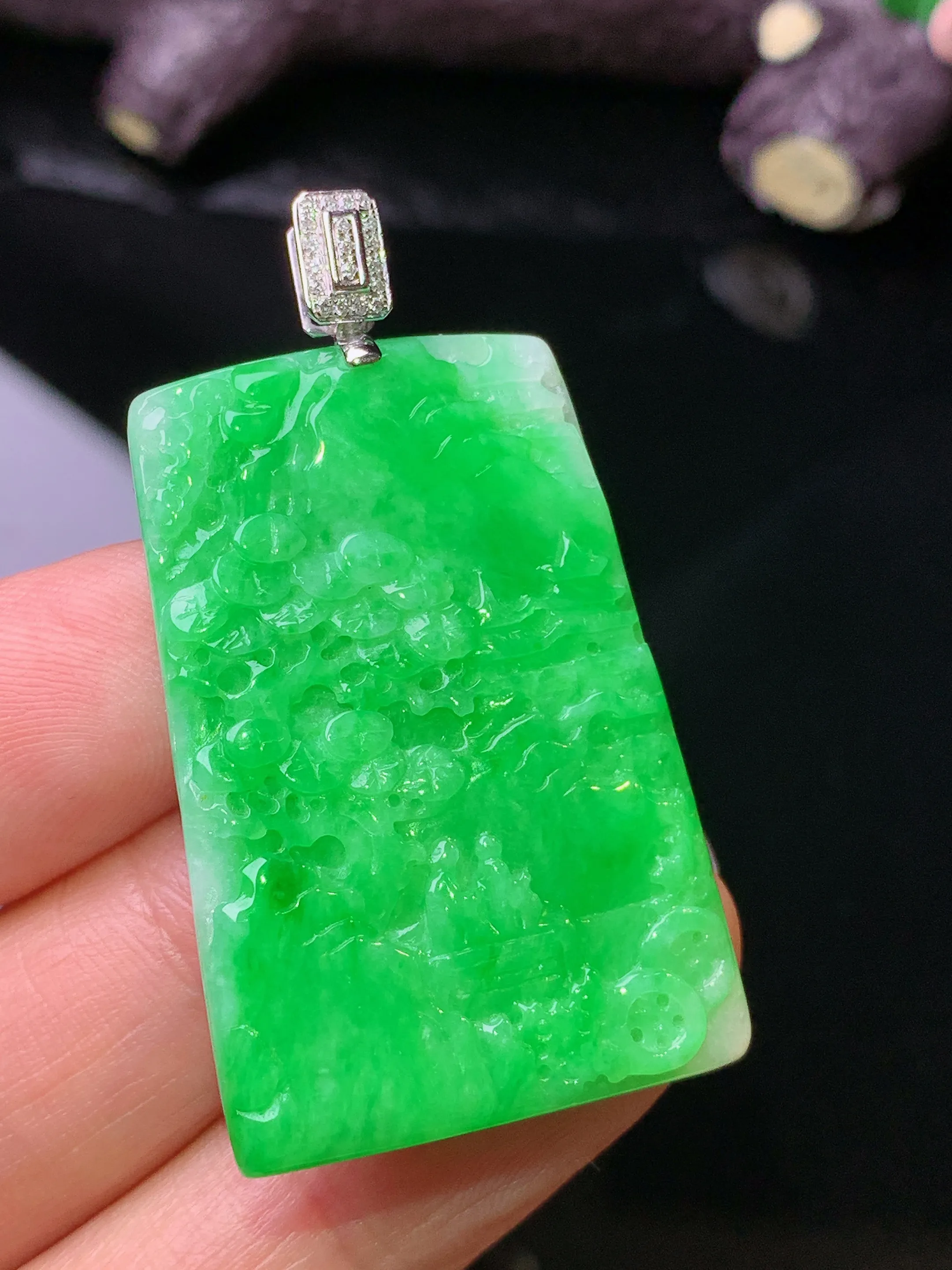 18k金镶嵌翠绿山水牌吊坠 玉质细腻 色泽清新艳丽 整体尺寸42.8*24*3.7