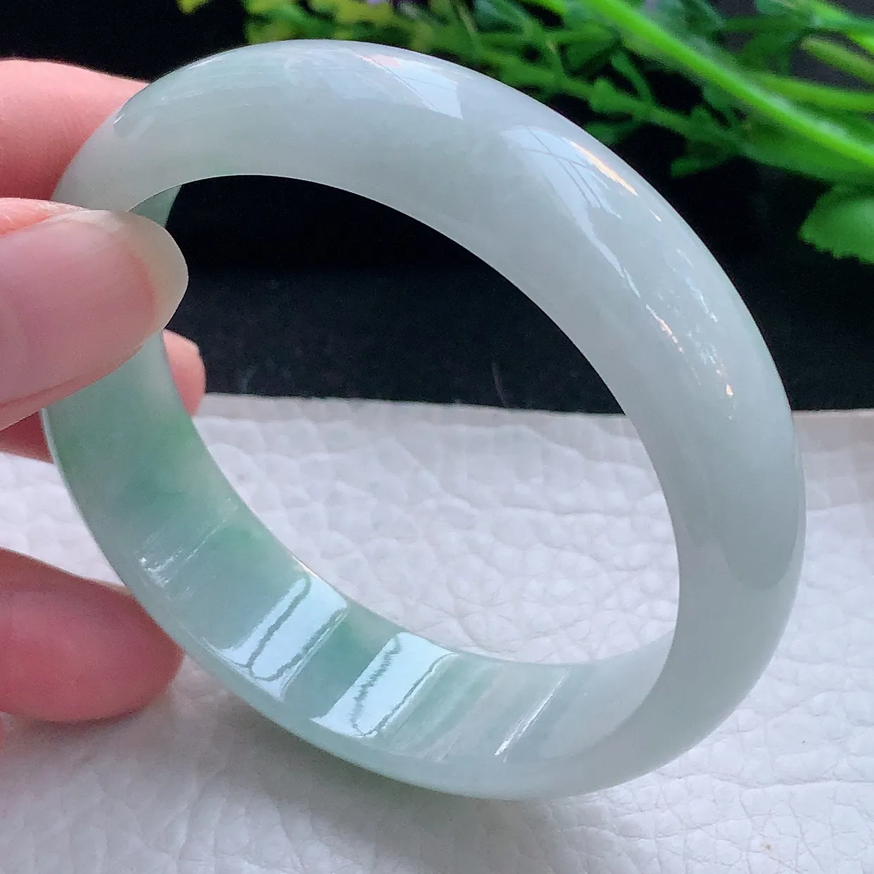 js自然光55*15.6*6.8轮胎镯 翡翠a货玉手镯精美半山水宽边玉手环