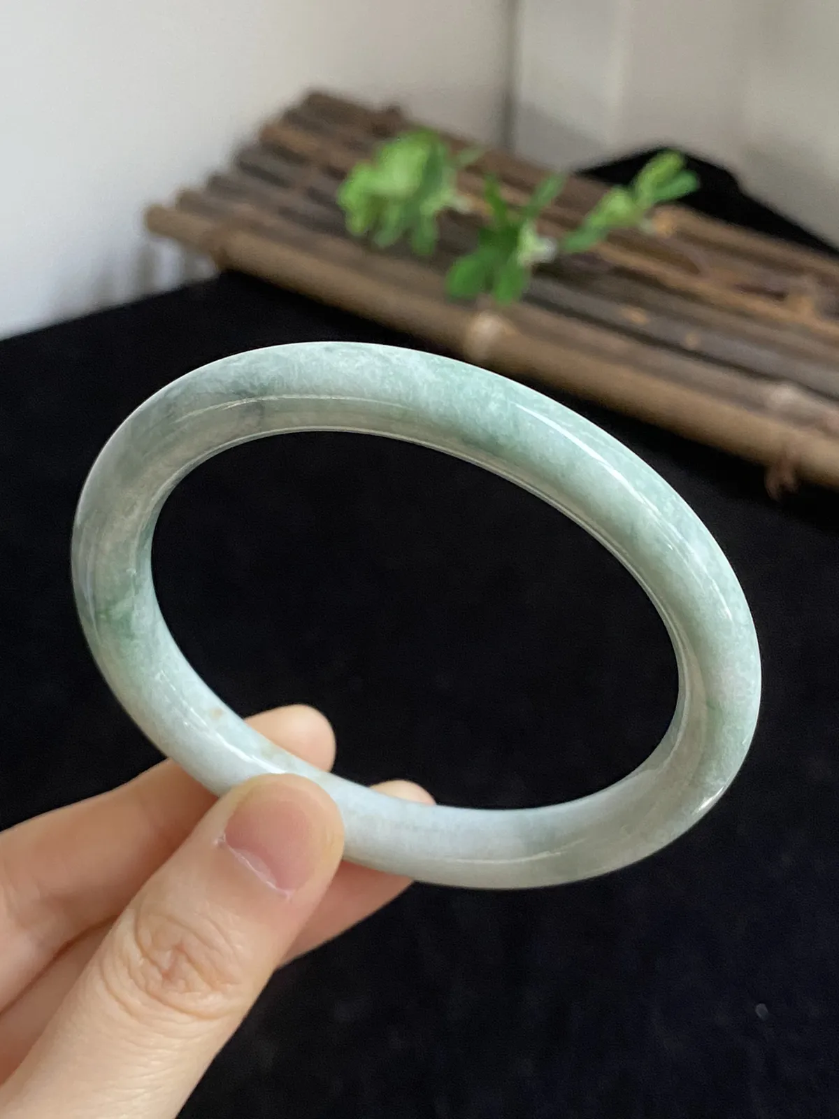 贵妃镯58.5圈口，翡翠手镯