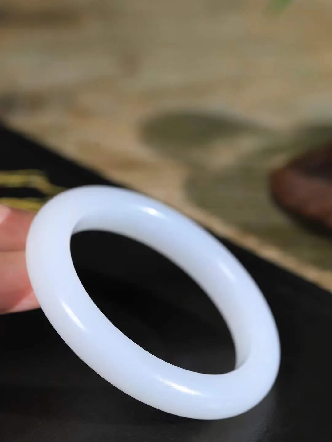 【花样年华·手镯】

精品和田玉白玉手镯，质地油润细腻，色泽高贵典雅，镯型古朴典雅。在诗情画意的雨巷相遇，你是我腕间的一抹风情，有你眸有深情，清风荡漾湖间静水，我愿俯身低眉，在烟波涟漪处，寻你深情倩影。内径54.5mm尺寸11.3-9.7mm 重54.03克fDA-781271724