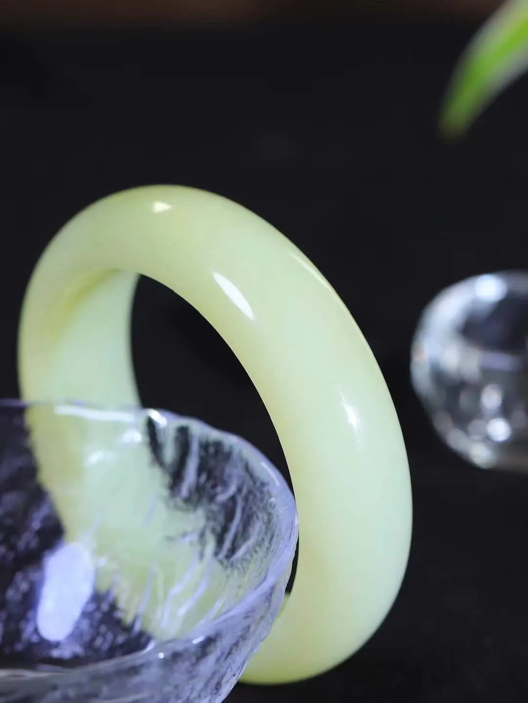 （冬日暖阳.手镯）

精品和田玉黄口料手镯 质地油润，大气雅致，清风明月潺潺，浮浮洗尽铅华随于心，净于念……重87.7克  尺寸55.5-18-10mm fDL-991251754