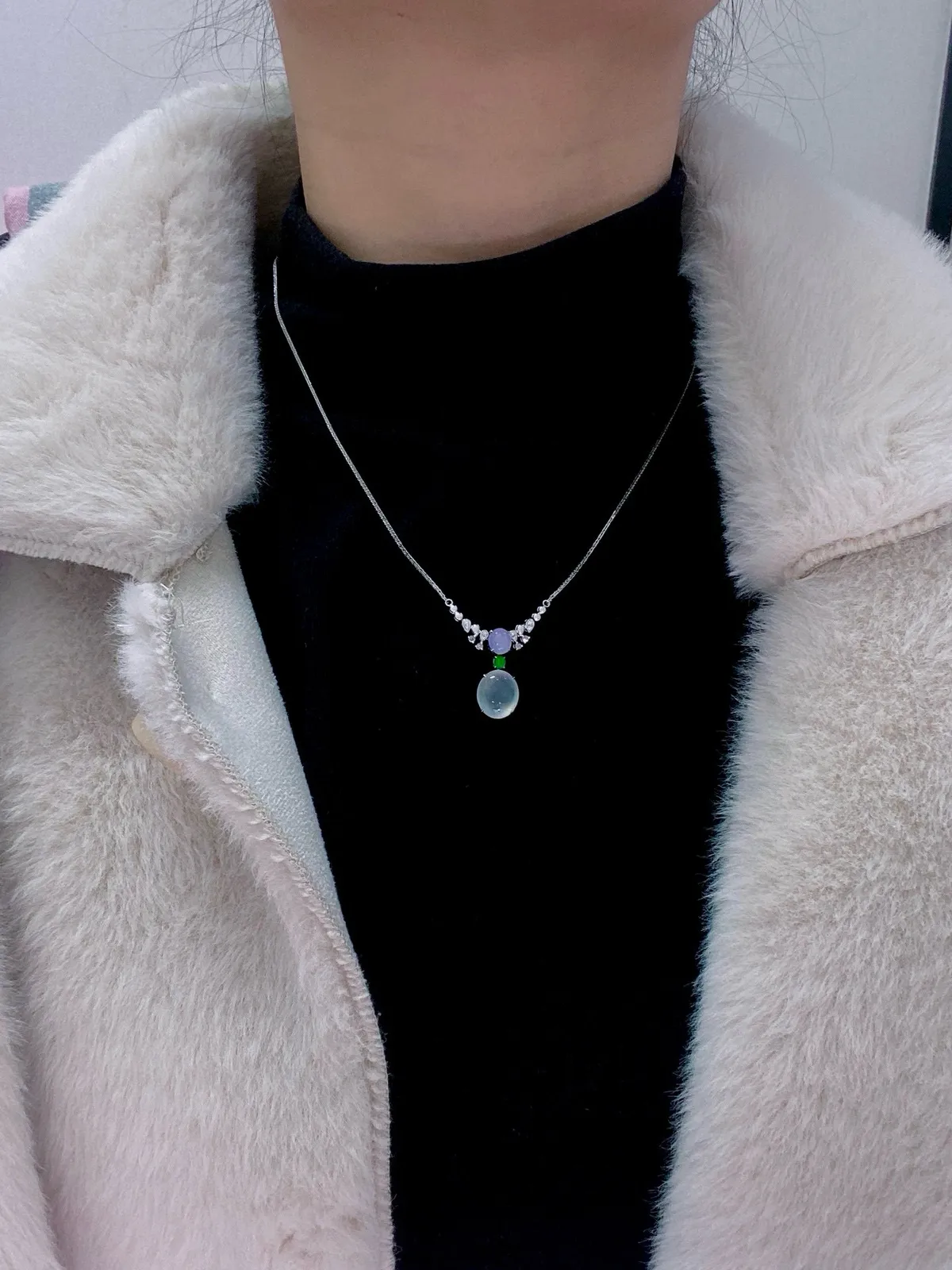 【冰种蛋面吊坠】形状非常饱满，冰润通透，种老起光，胶感强烈。18K金钻镶嵌，裸石尺寸11.4*9.7*4.3毫米