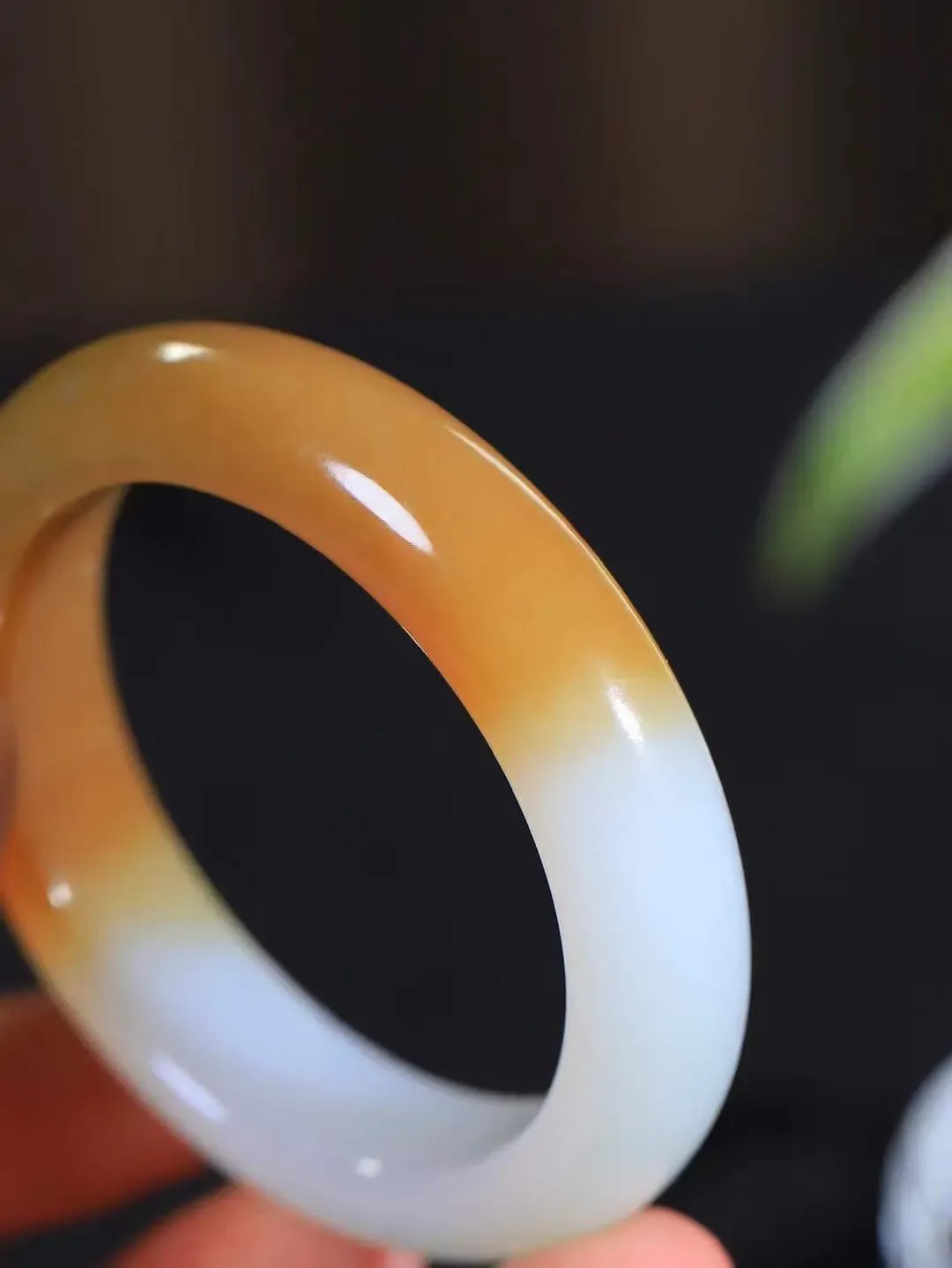 【暖玉生香·手镯】

精品和田玉糖白玉手镯，质地油润细腻，色泽高贵典雅，镯型古朴典雅。在诗情画意的雨巷相遇，你是我腕间的一抹风情，有你眸有深情，清风荡漾湖间静水，我愿俯身低眉，在烟波涟漪处，寻你深情倩影。内径51.5mm尺寸13.7-9mm重54.8克fDL-181271700