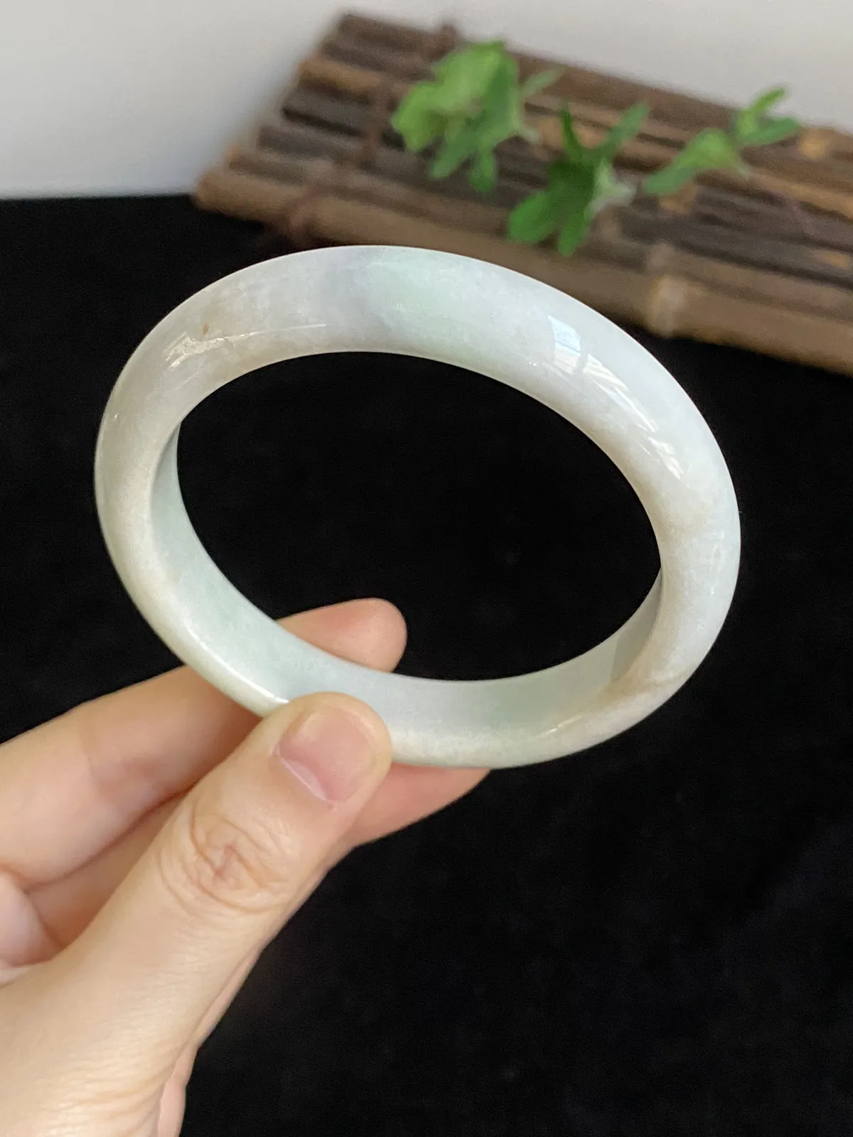 正圈57圈口，翡翠手镯，种老肉细，底子细腻，仙气飘飘，上手非常漂亮