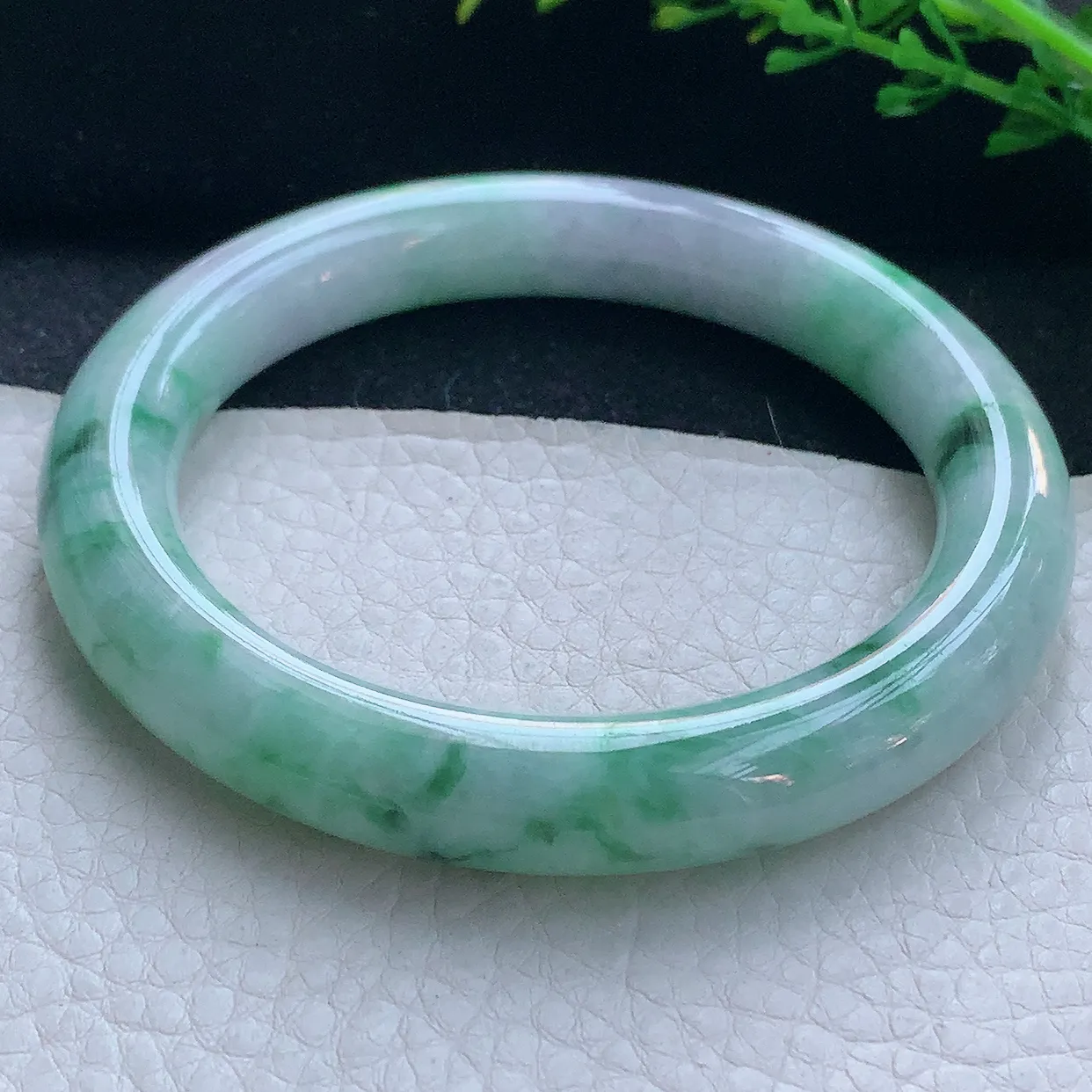 n大圈口60*10.9美人镯 翡翠a货玉手镯精美春带彩圆条玉手环