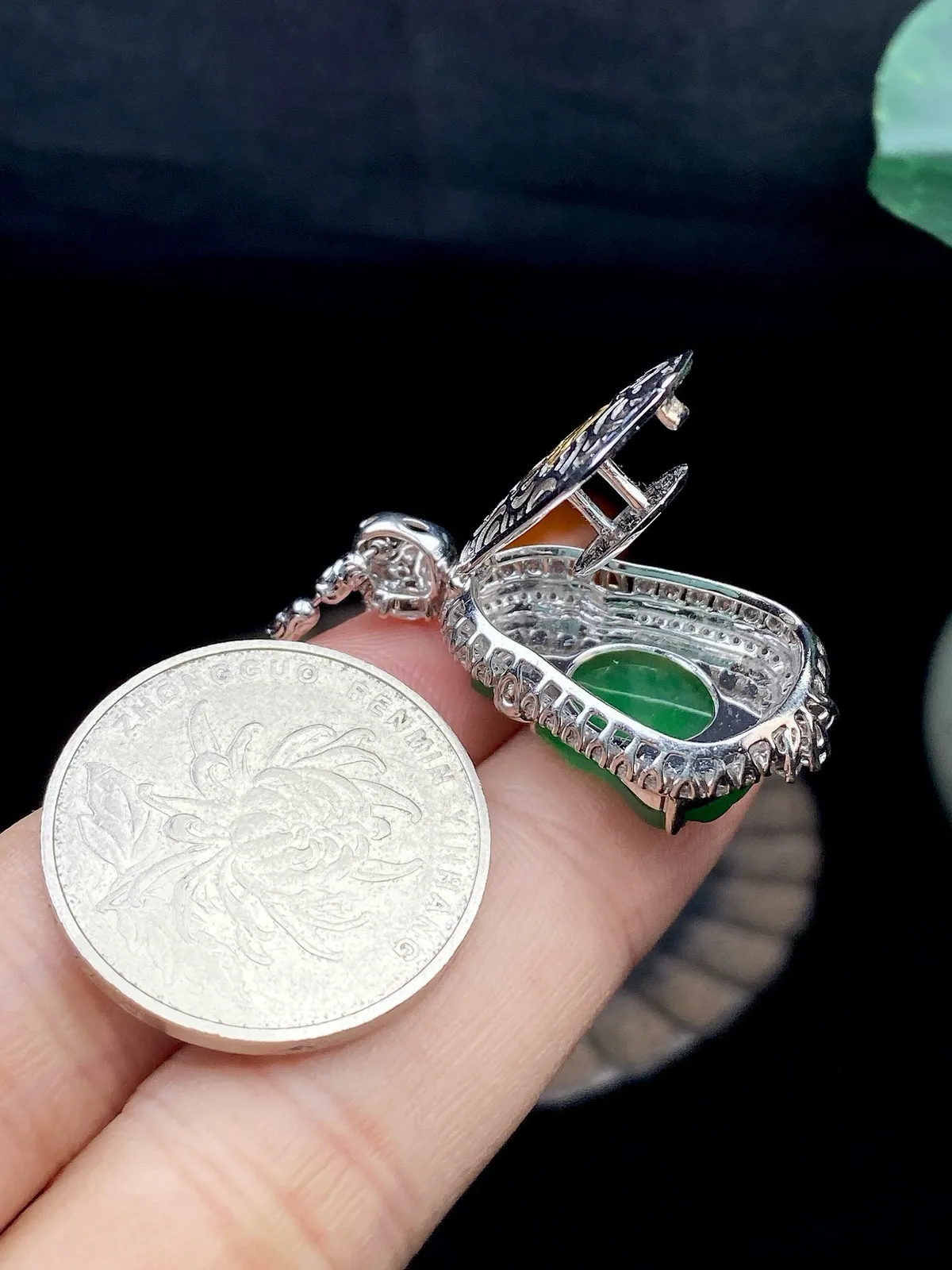 【冰种满绿财神】质地细腻，饱满圆润，笑口常开，18k金钻镶嵌，裸石尺寸19.6*14.5*2.9毫米