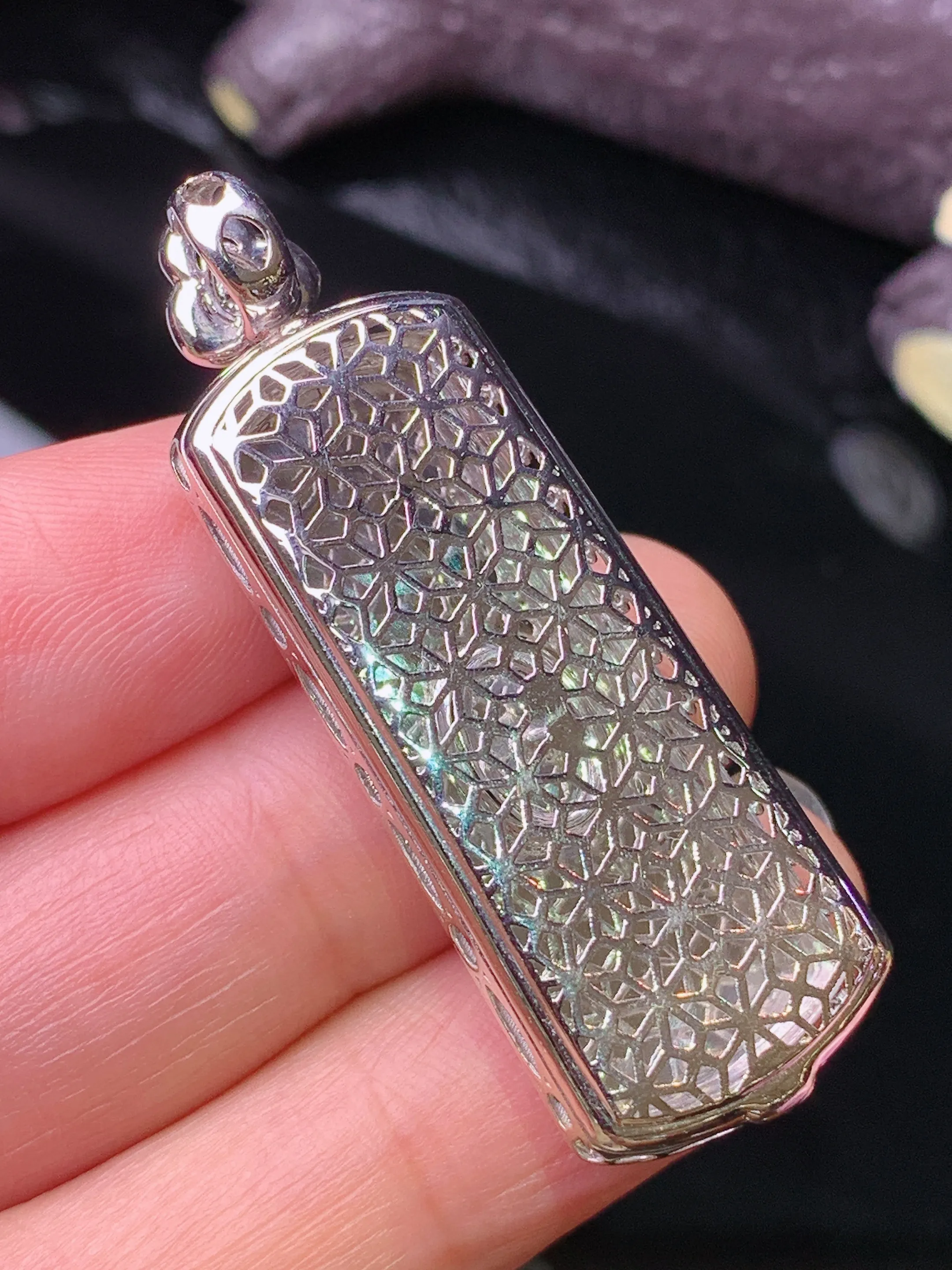 18k金钻镶嵌满绿无事牌吊坠 玉质细腻 色泽清新艳丽 整体尺寸44.6*15.7*8