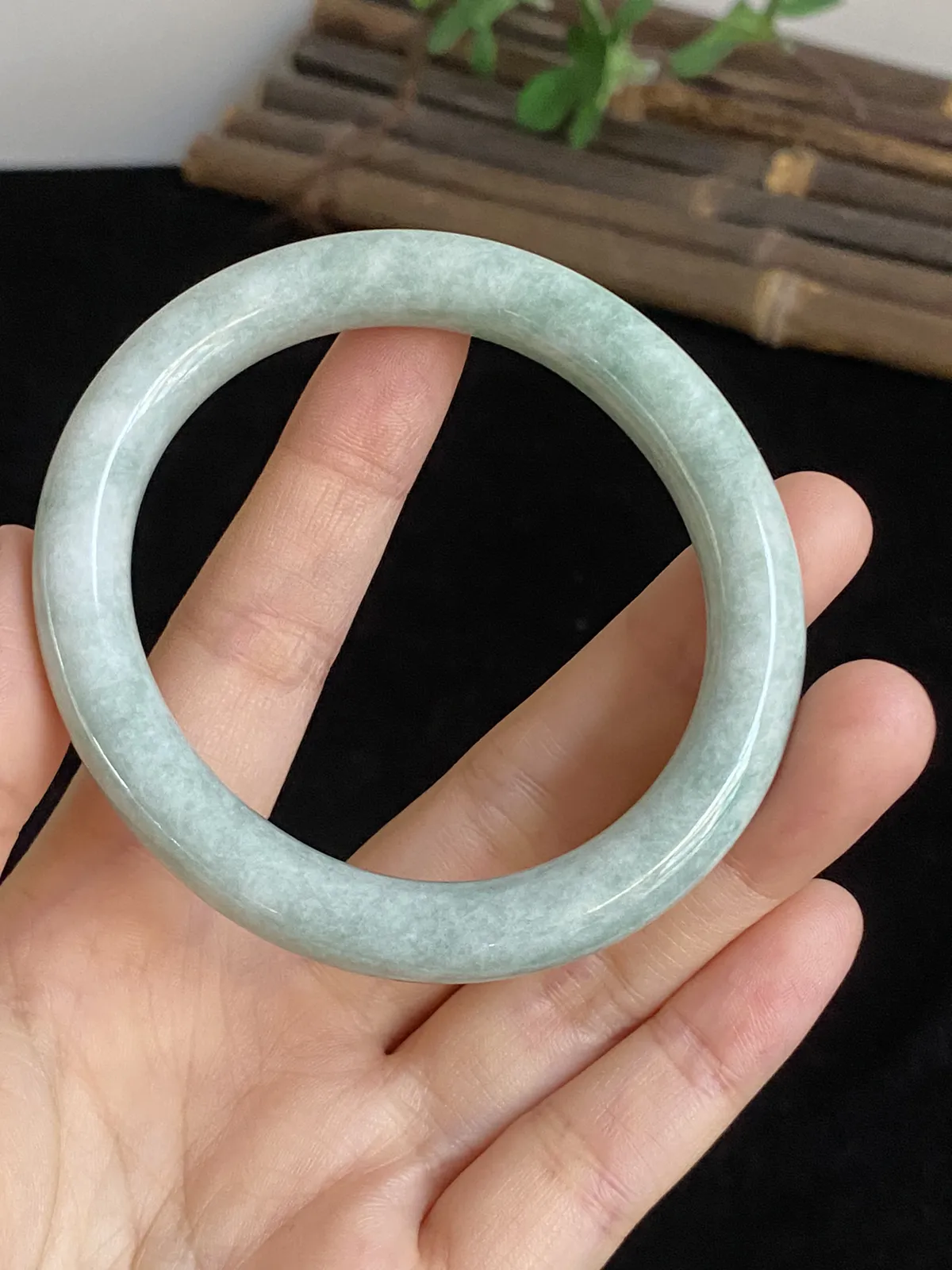 贵妃镯56圈口，翡翠手镯