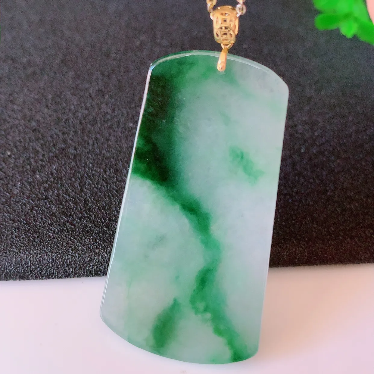18K金镶嵌冰种飘绿翡翠平安无事牌吊坠，翡翠无事牌，平平安安，无事牌翠色灵动，佩戴平安时尚！#41.16整体52裸石46*25.5*3.2