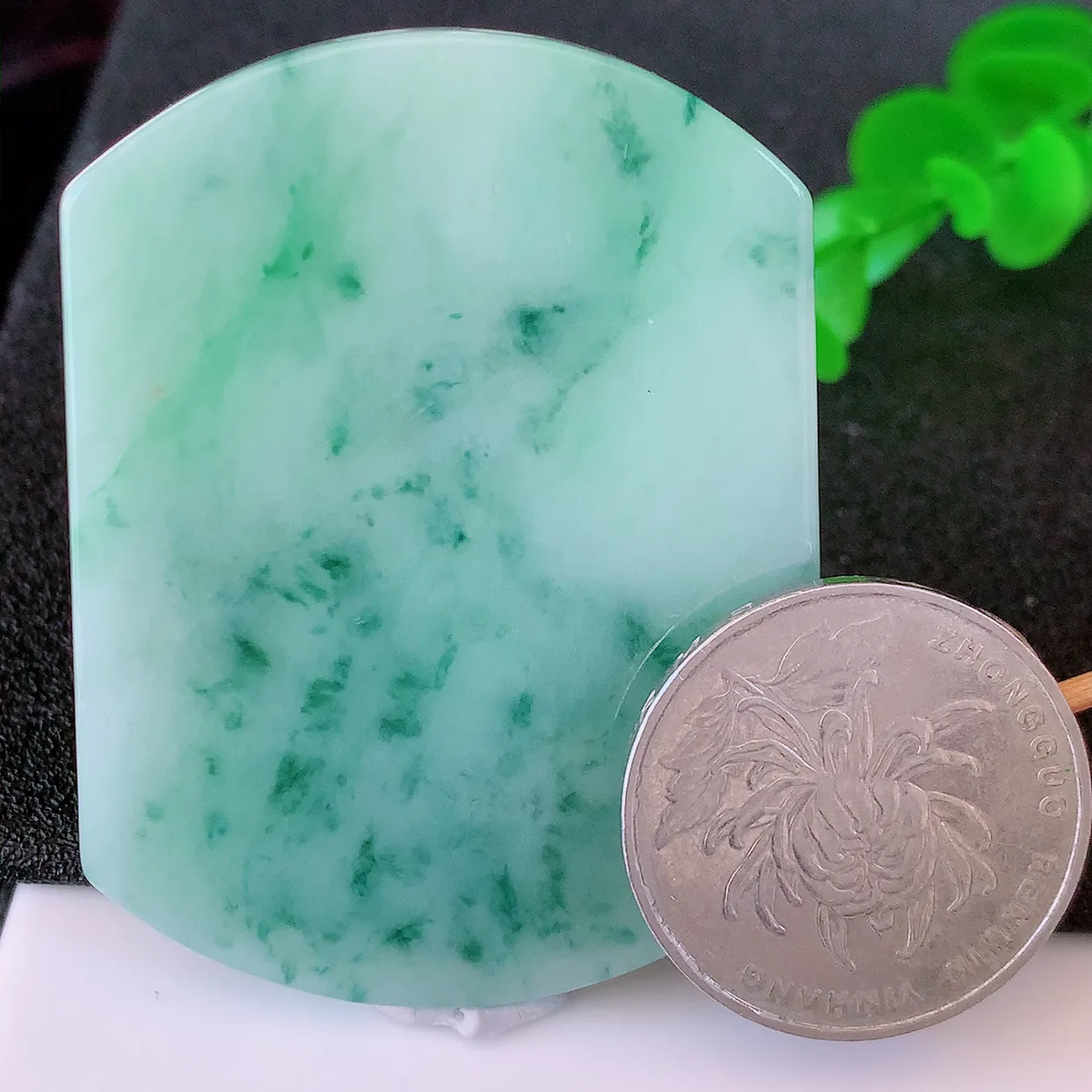 自然光实拍，冰润飘花翡翠平安无事牌吊坠，平平安安，无事牌翠色灵动，佩戴平安时尚！#46.16