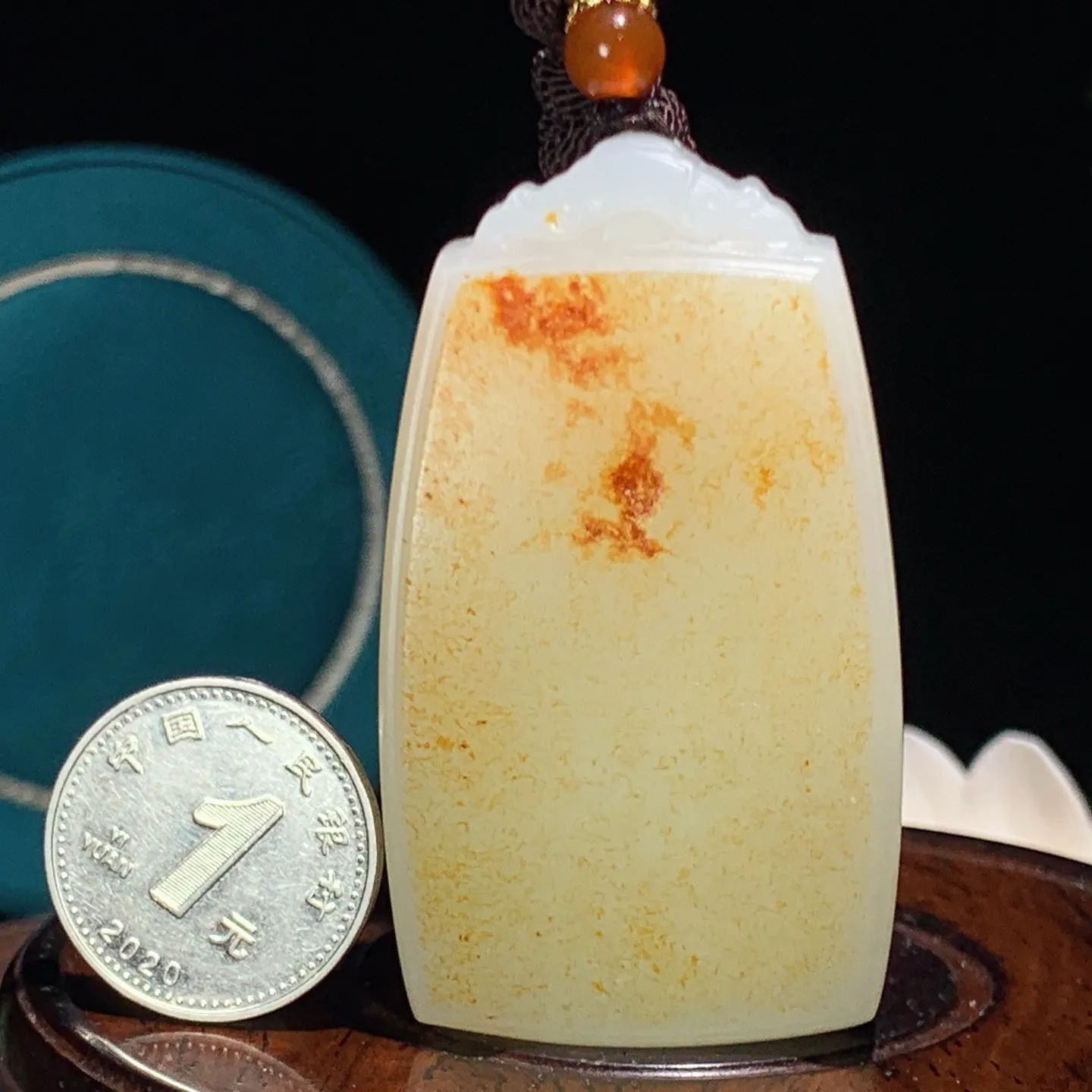 新疆和田玉油皮料平安无事牌挂件。尺寸57/33/15重67.5克。玉质细腻油润。手推出油。佩戴高端典雅。lt251216