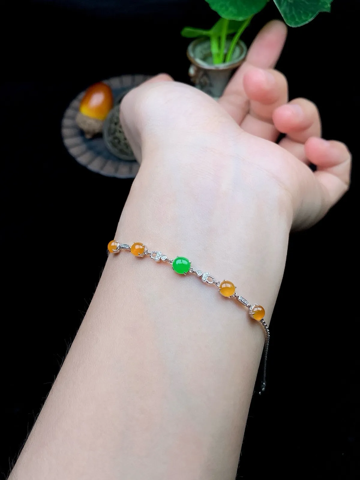 【冰种满绿+黄翡蛋面镶嵌手链】颗颗冰透，饱满圆润，光泽闪耀，流行款，18K金搭配，裸石尺寸5.1*2.6毫米，总长185