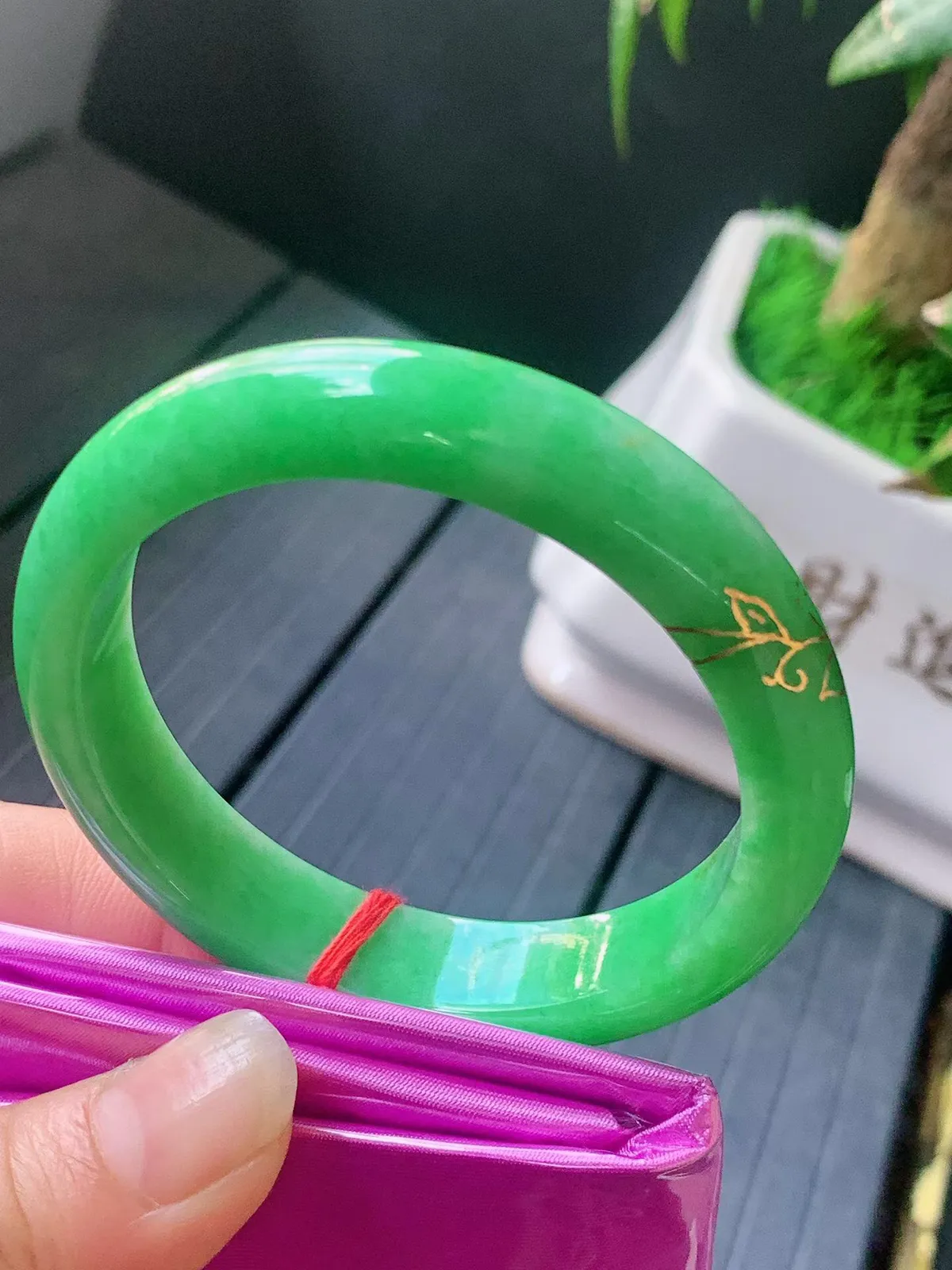 【翡翠名称】老种满阳绿镶金53.9正圈口手镯
【翡翠尺寸】53.9/12.1/7.7mm适合53-5