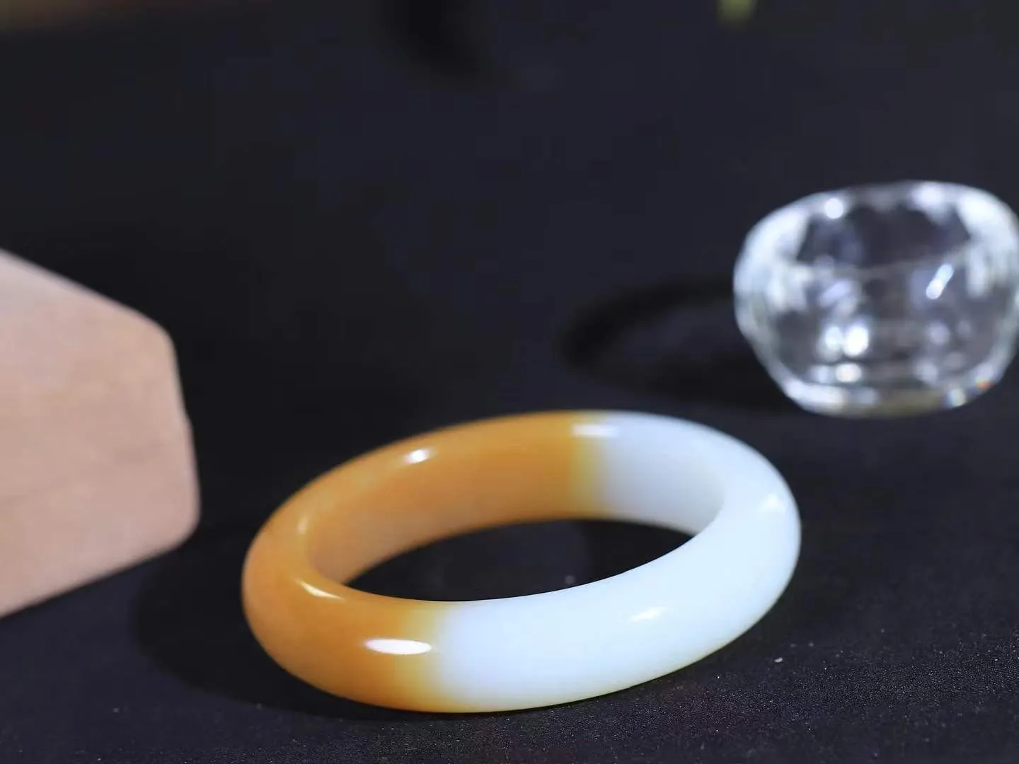 【暖玉生香·手镯】

精品和田玉糖白玉手镯，质地油润细腻，色泽高贵典雅，镯型古朴典雅。在诗情画意的