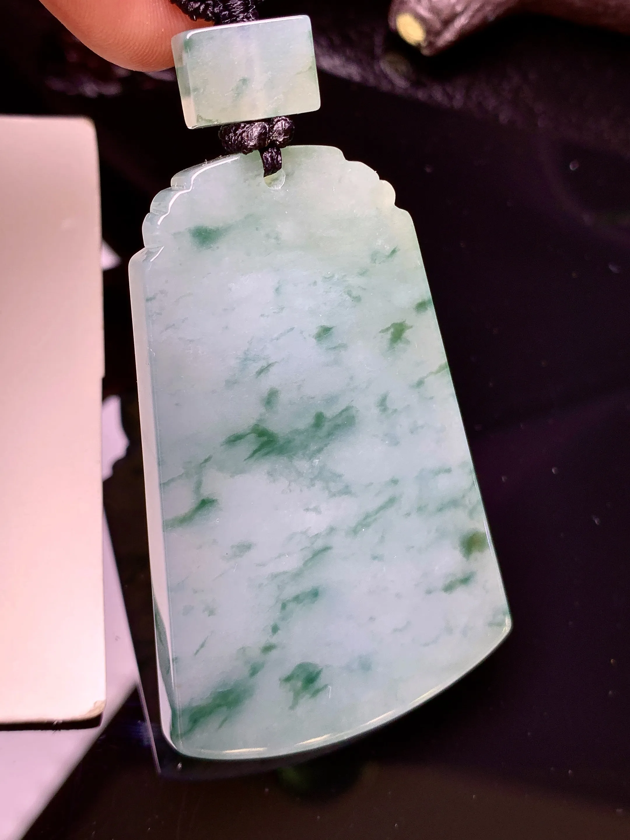 飘绿无事牌吊坠 玉质细腻 色泽清新艳丽 整体尺寸53.8*34.7*5.7