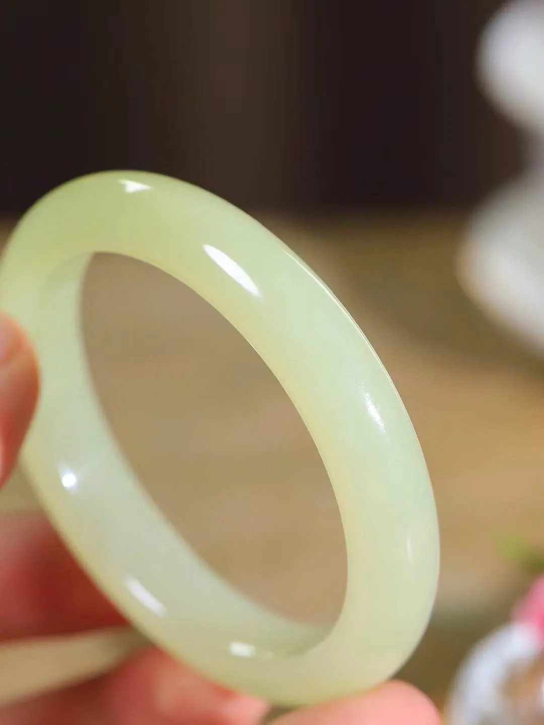 （冬日暖阳.手镯）

精品和田玉黄口料手镯 质地油润，大气雅致，清风明月潺潺，浮浮洗尽铅华随于心，净于念……重46克  尺寸54.5-11.6-8.4mm fDT-991201854