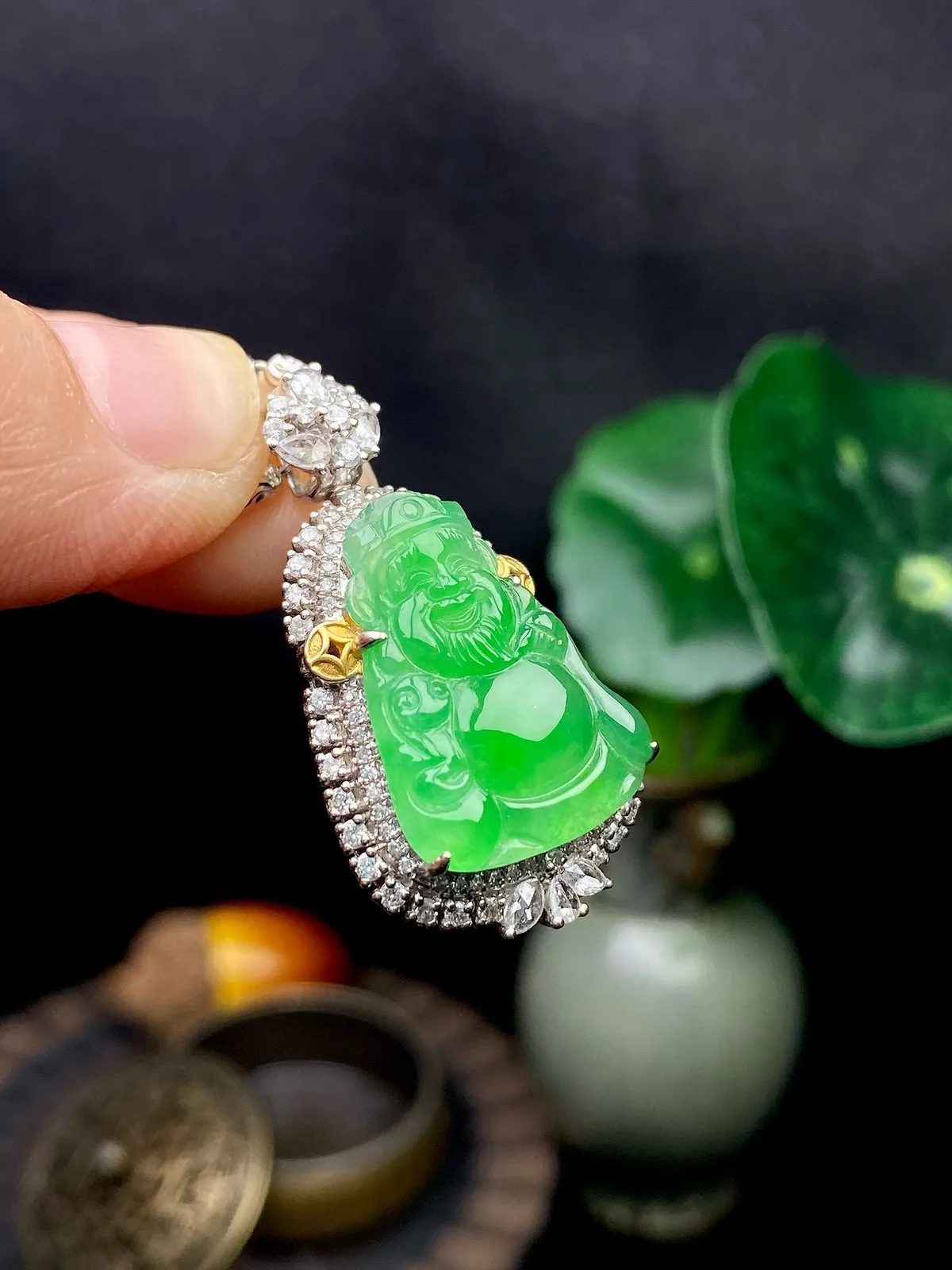 【冰种满绿财神】质地细腻，饱满圆润，笑口常开，18k金钻镶嵌，裸石尺寸19.6*14.5*2.9毫米