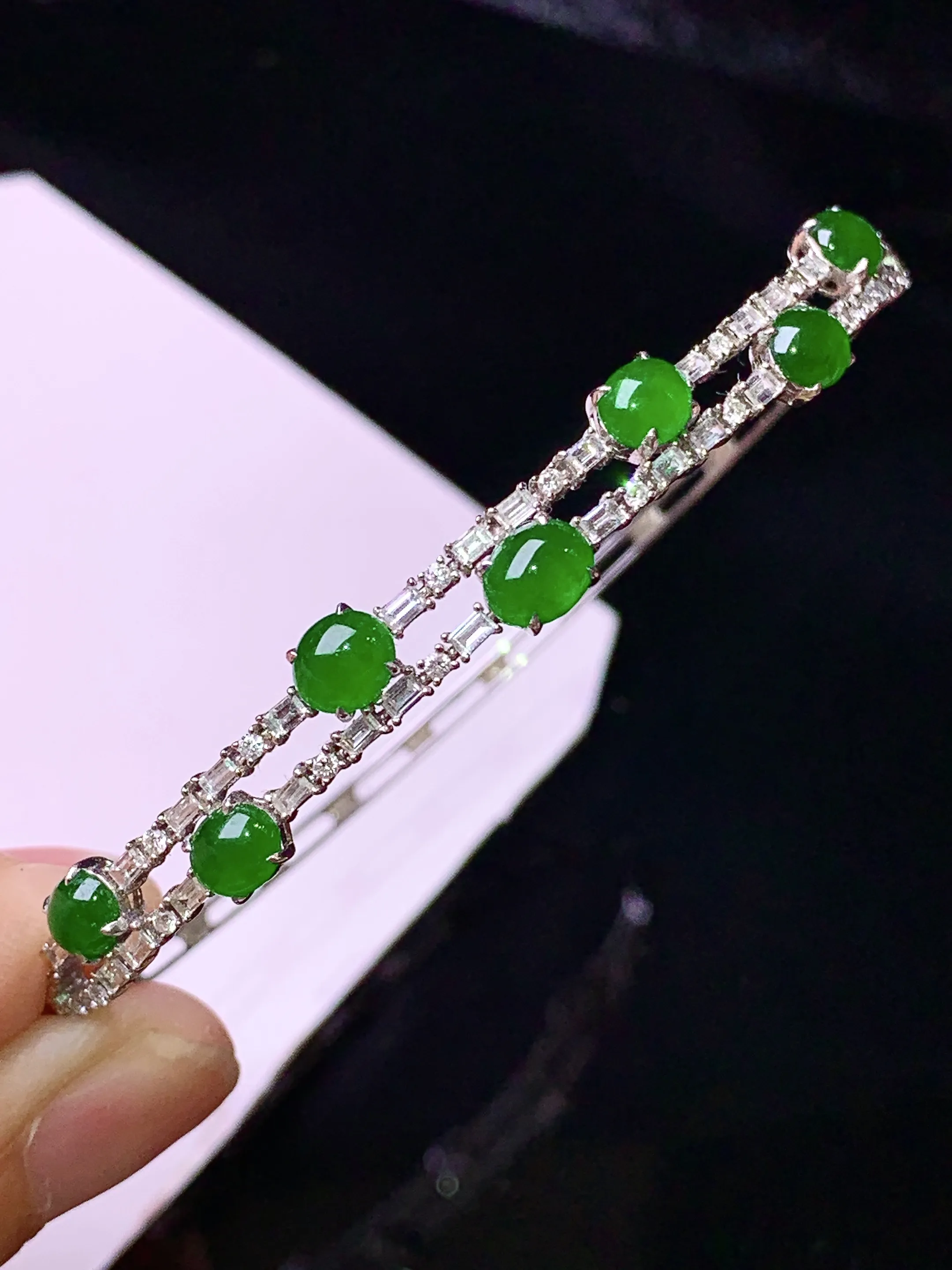 18k金钻镶嵌满绿蛋面手镯 玉质细腻 色泽清新艳丽 整体尺寸55.8*5.8*3.8