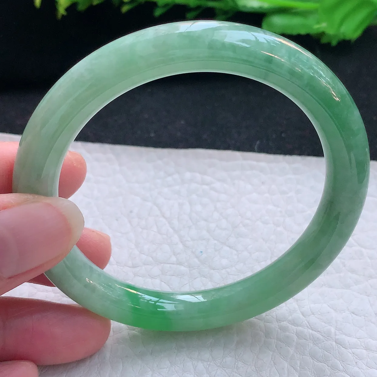 xx自然光56.5*9叮当镯 翡翠a货玉手镯满绿圆条秀气玉手环 美人镯