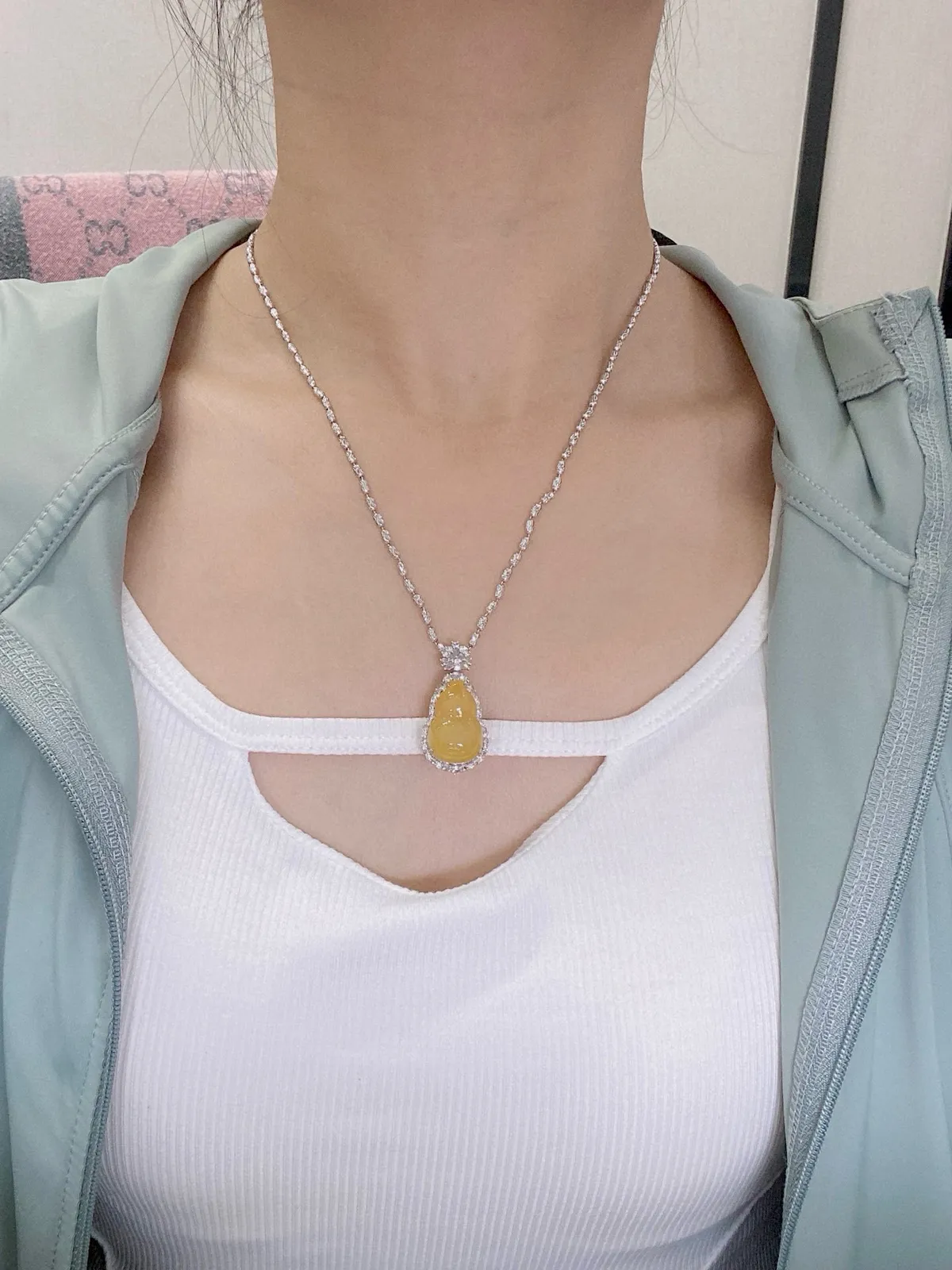 【冰种黄翡葫芦吊坠】质地细腻，冰感十足，晶莹透亮，18K金钻镶嵌，裸石尺寸19.8*13*5.9毫米