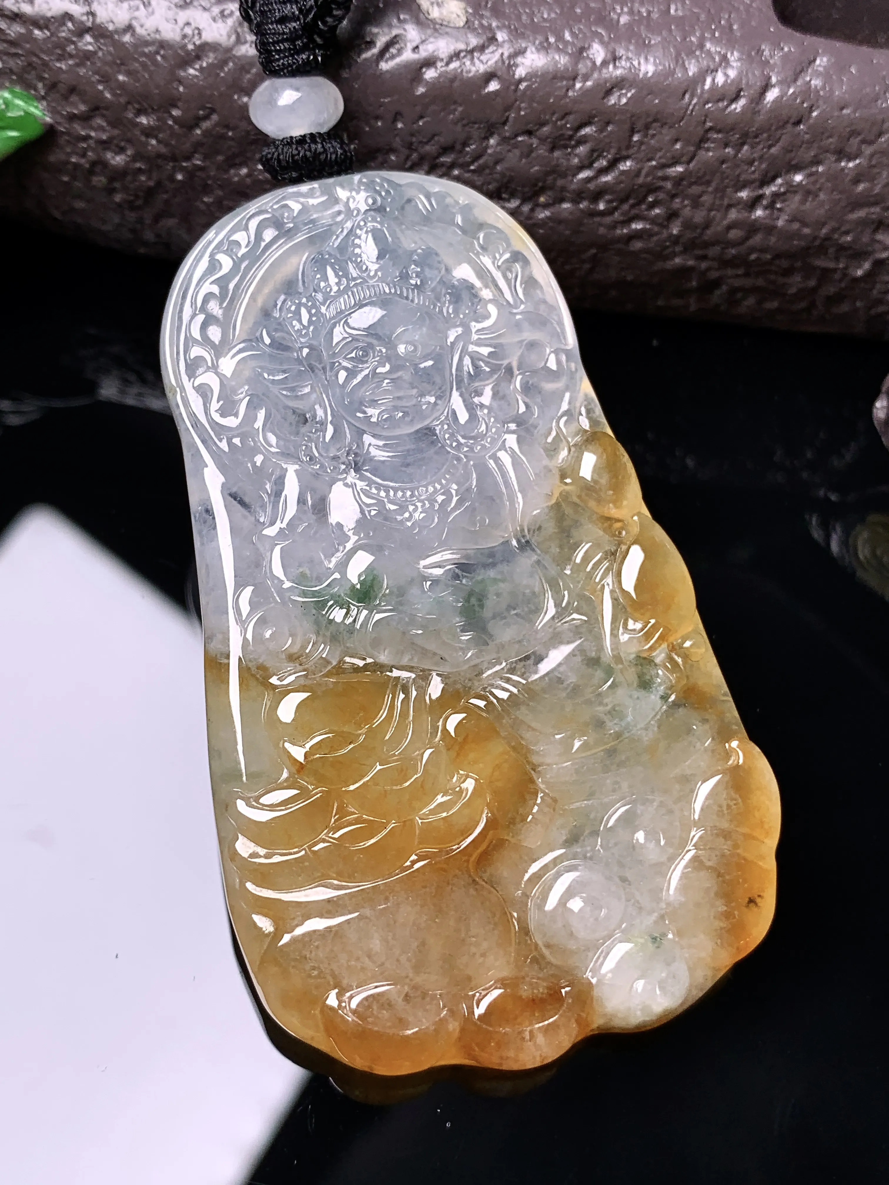 飘黄翡黄财神吊坠 玉质细腻 色泽清新艳丽 整体尺寸58.5*35*5.6