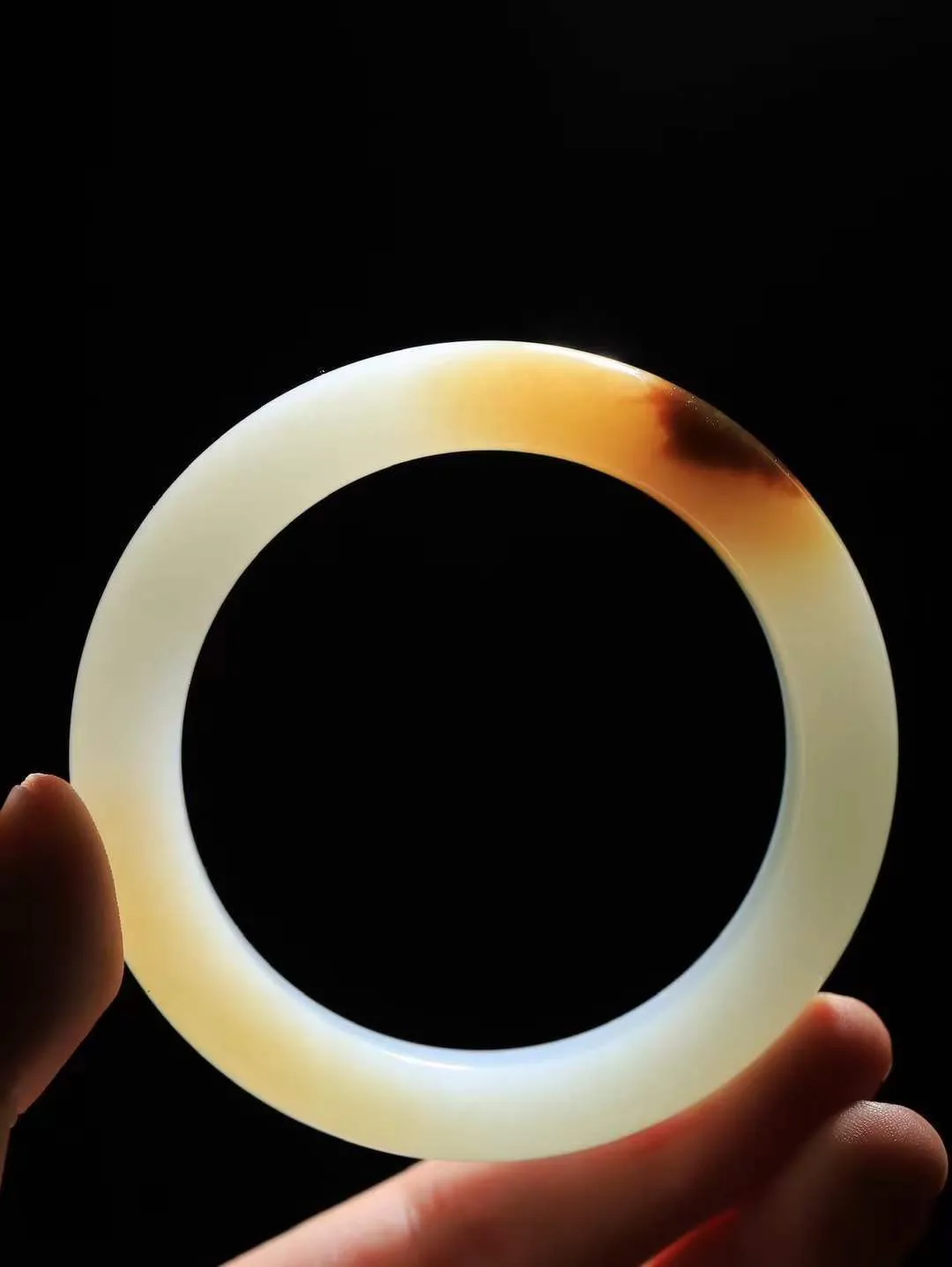 （温柔雅致.手镯）

精品️和田玉糖白玉手镯。镯型饱满，温润细腻，脂润沁香。️执一卷书，沏一盏茶，着一袭裙，戴一只镯。淡淡浅笺，素心若兰，静赏玉中诗画。悠悠岁月，芊手轻摘，盛满诗样芳华。重70.3克   尺寸57.5-12.9-10.4mm    FDL-661201733