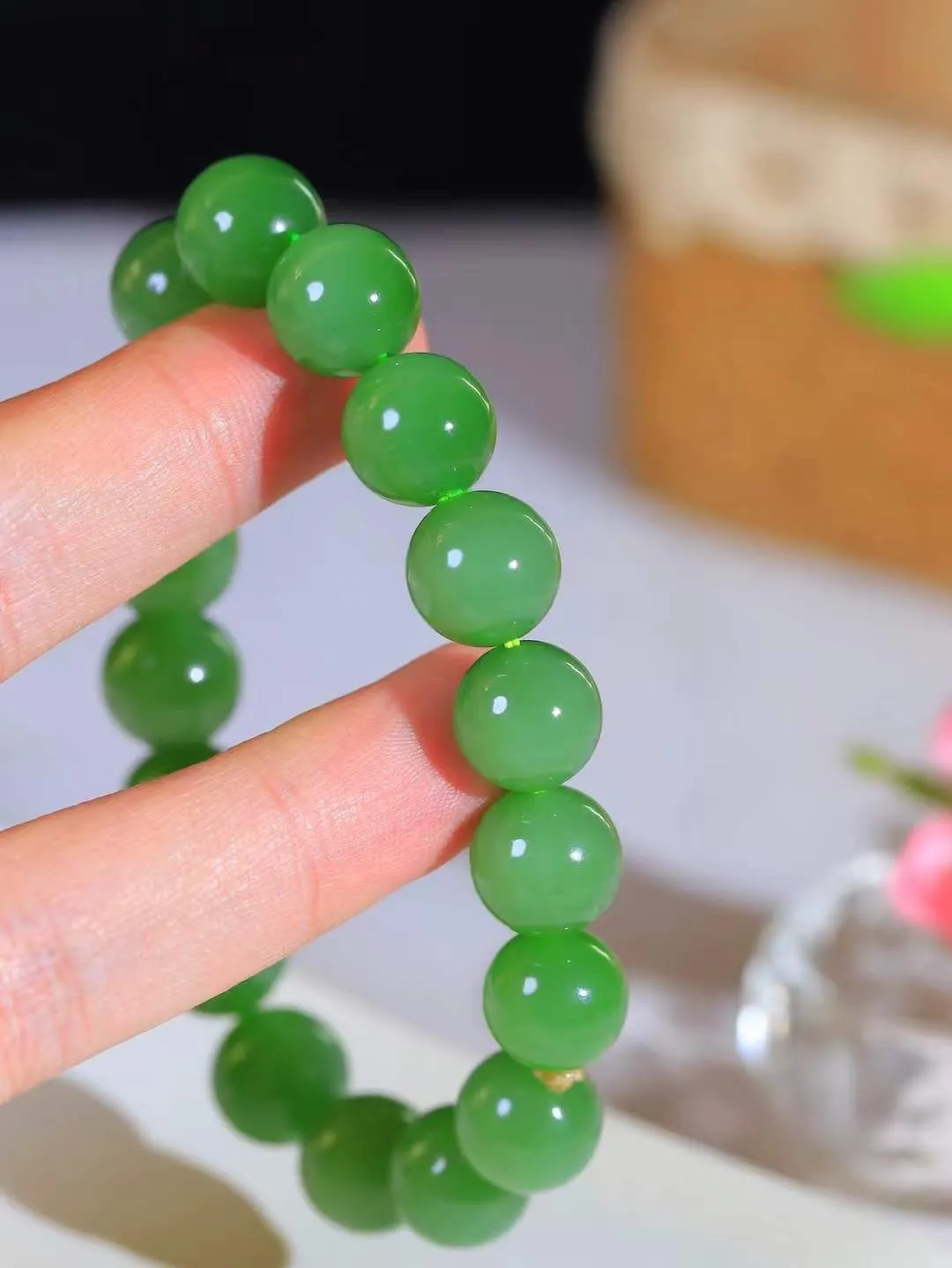 【珠圆玉润.手串】

精品和田玉碧玉珠圆玉润手串 玉质温润细腻  整串打磨圆润，佩戴舒适。珠珠落玉盘，间关莺语花底滑，一生美好时光，无论身在何处，都有它相伴相守。事事顺遂，幸福美满，吉祥如意。重46克 尺寸取一12mm FDL-161201813