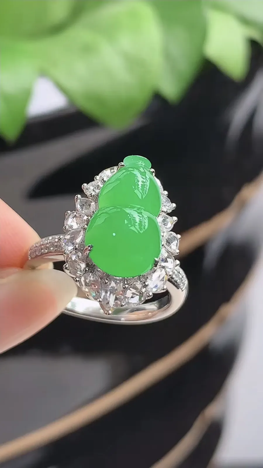 a货翡翠冰种18K金伴钻镶嵌阳绿葫芦戒指 圈口17.8裸石尺寸13.8×8mm 重量6.55g 1214