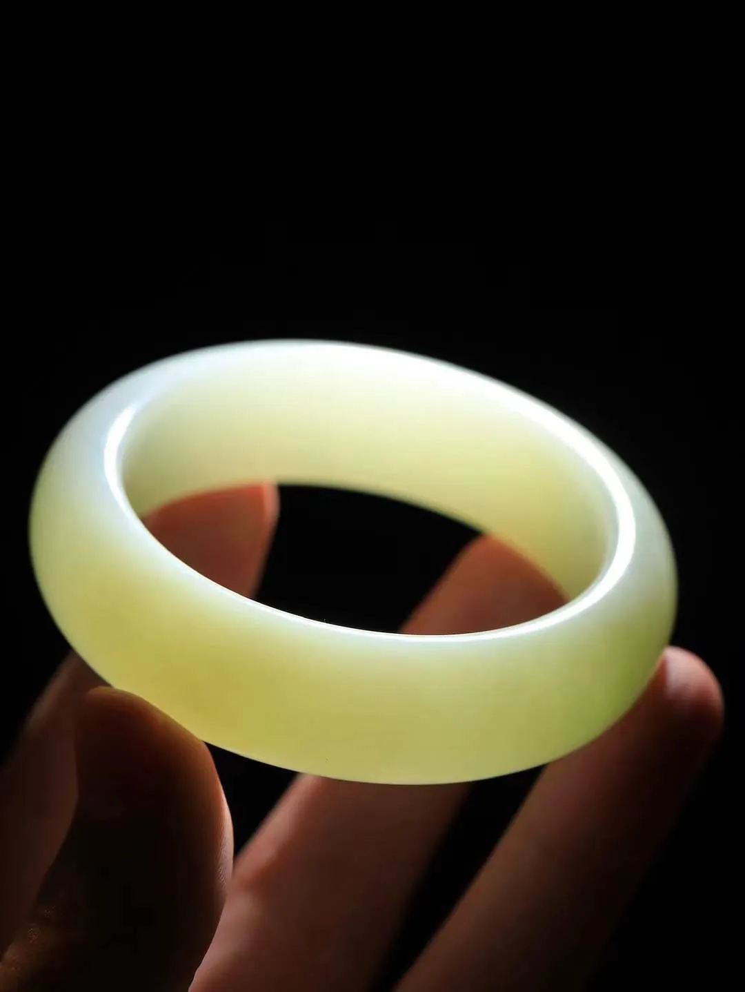 （冬日暖阳.手镯）

精品和田玉黄口料手镯 质地油润，大气雅致，清风明月潺潺，浮浮洗尽铅华随于心，净于念……重87.7克  尺寸55.5-18-10mm fDL-991251754