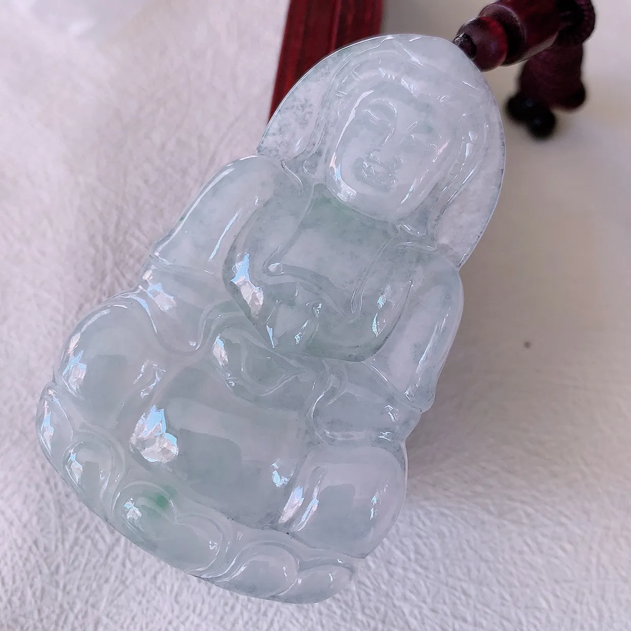 自然光实拍，大件冰飘花翡翠观音菩萨吊坠， 赐福翡翠观音，翠绿迷人，观音面相端庄，佩戴时尚出众！#46.16
