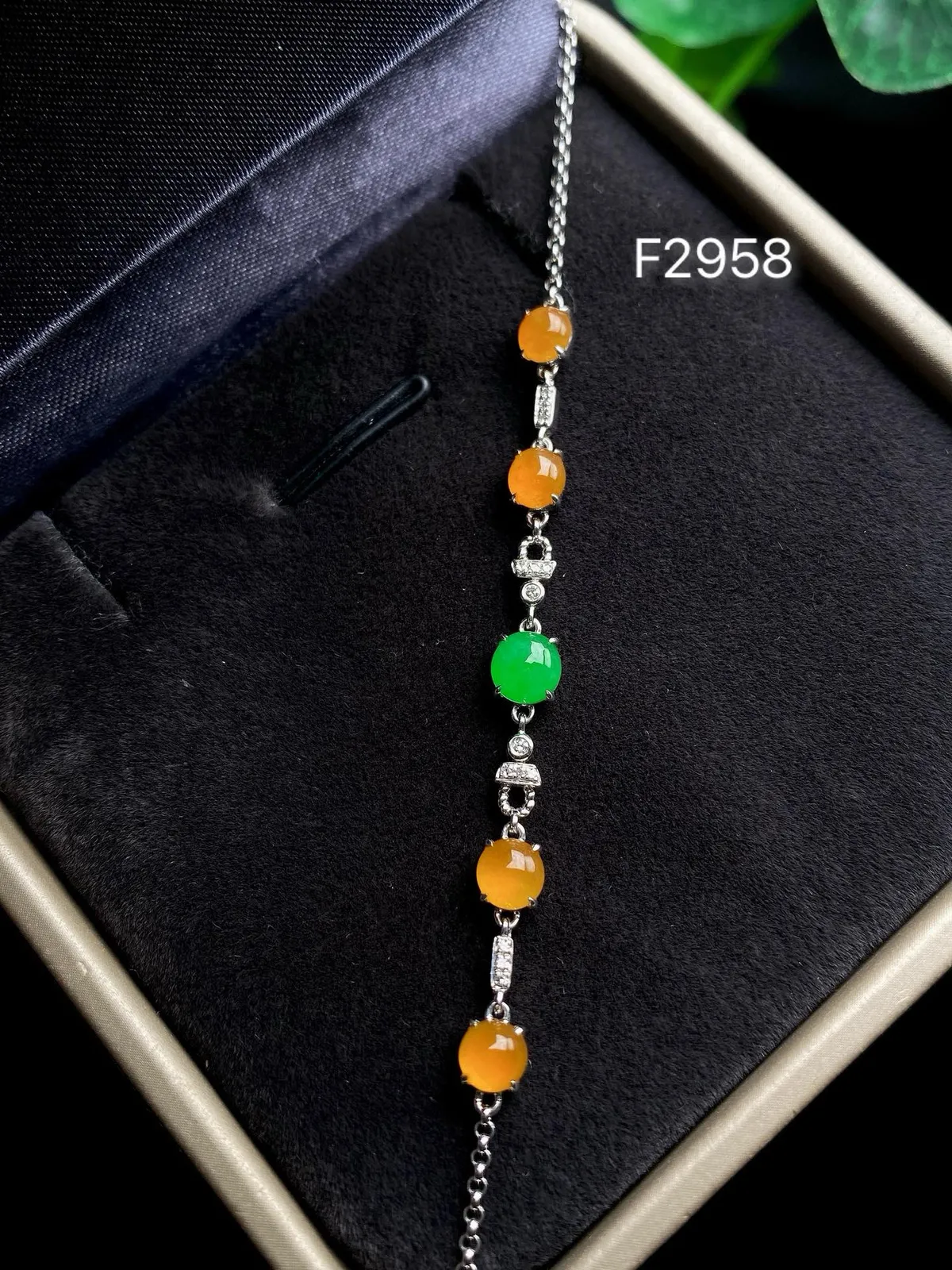 【冰种满绿+黄翡蛋面镶嵌手链】颗颗冰透，饱满圆润，光泽闪耀，流行款，18K金搭配，裸石尺寸5.1*2