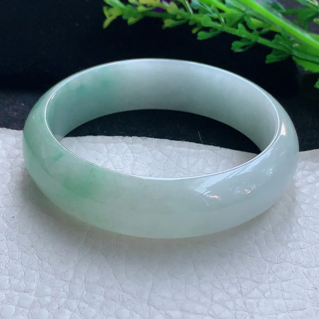 js自然光55*15.6*6.8轮胎镯 翡翠a货玉手镯精美半山水宽边玉手环