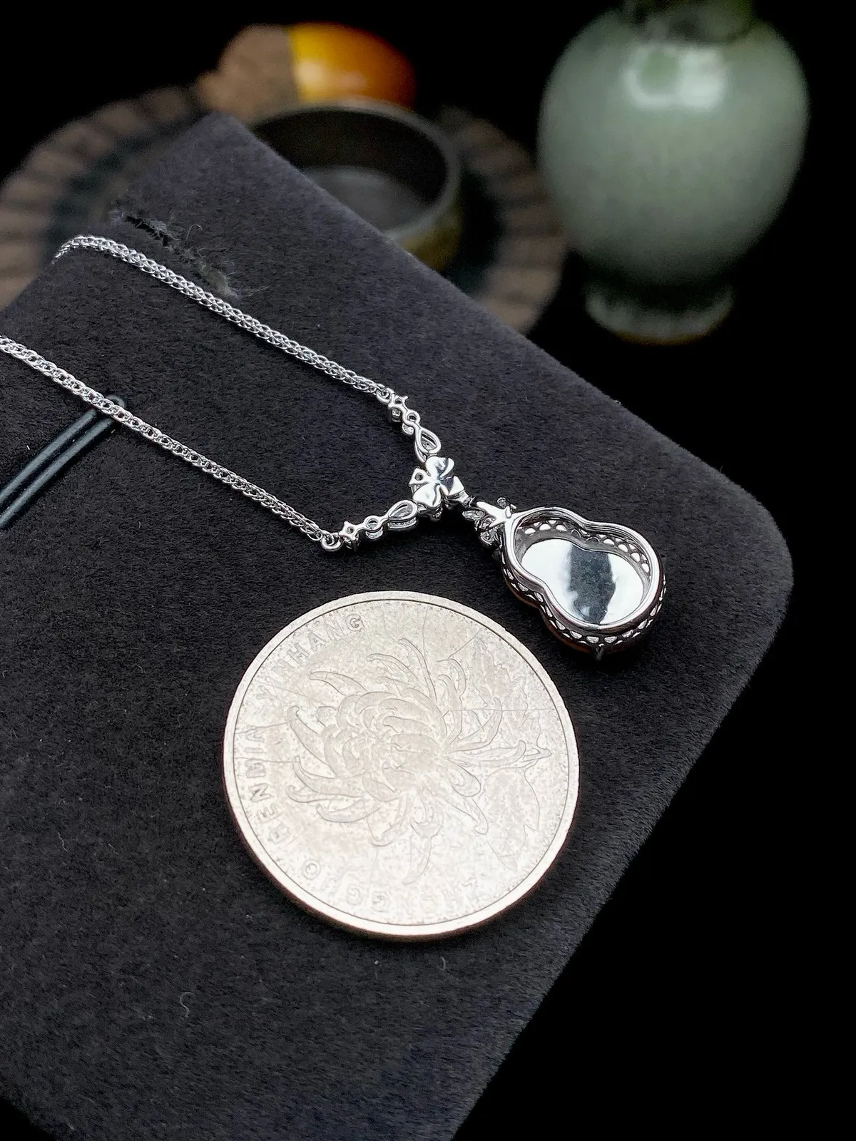 【冰种黄翡葫芦吊坠】质地细腻，冰感十足，晶莹透亮，18K金钻镶嵌，裸石尺寸13.5*9.6*3.3毫米