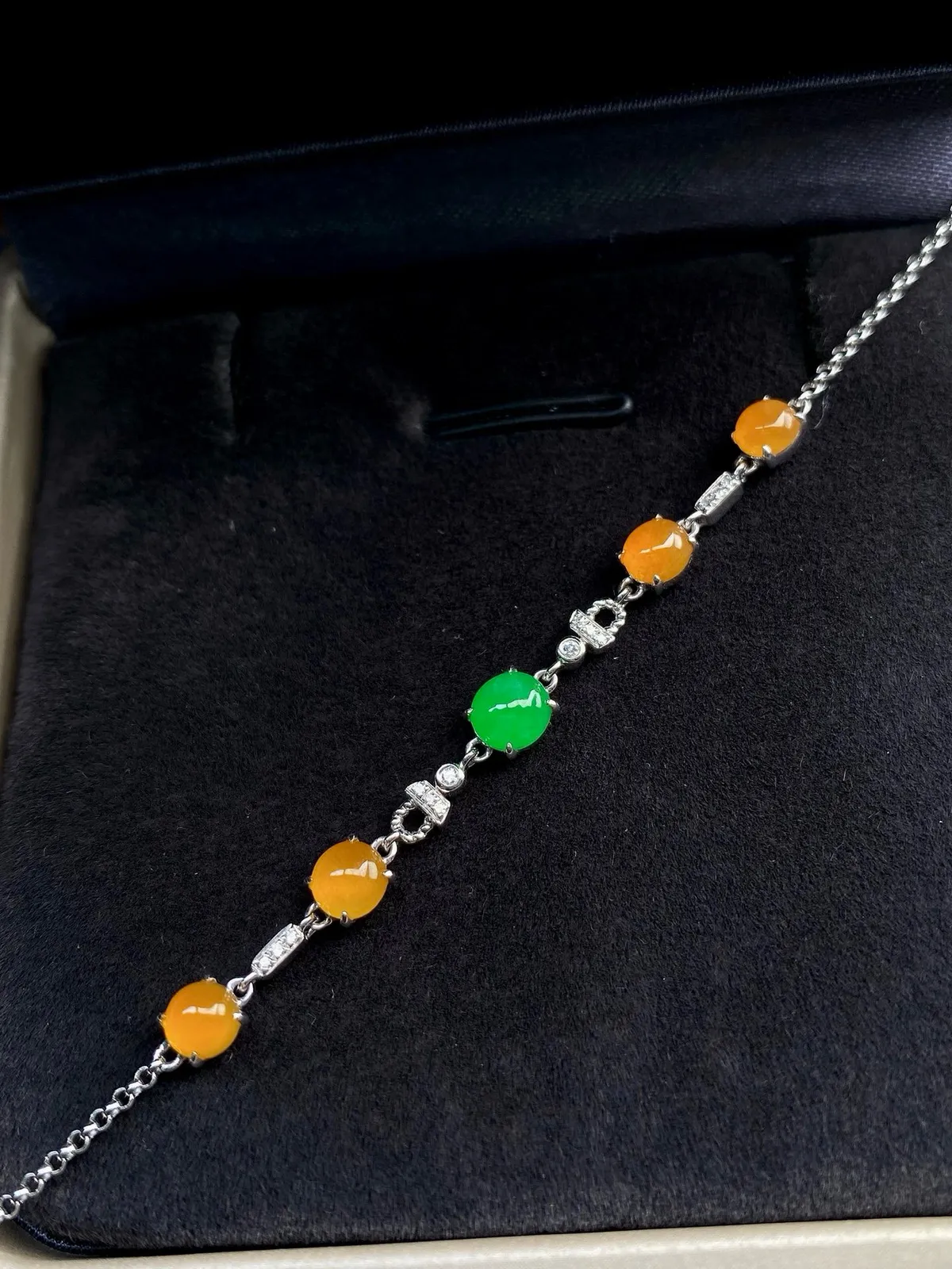 【冰种满绿+黄翡蛋面镶嵌手链】颗颗冰透，饱满圆润，光泽闪耀，流行款，18K金搭配，裸石尺寸5.1*2